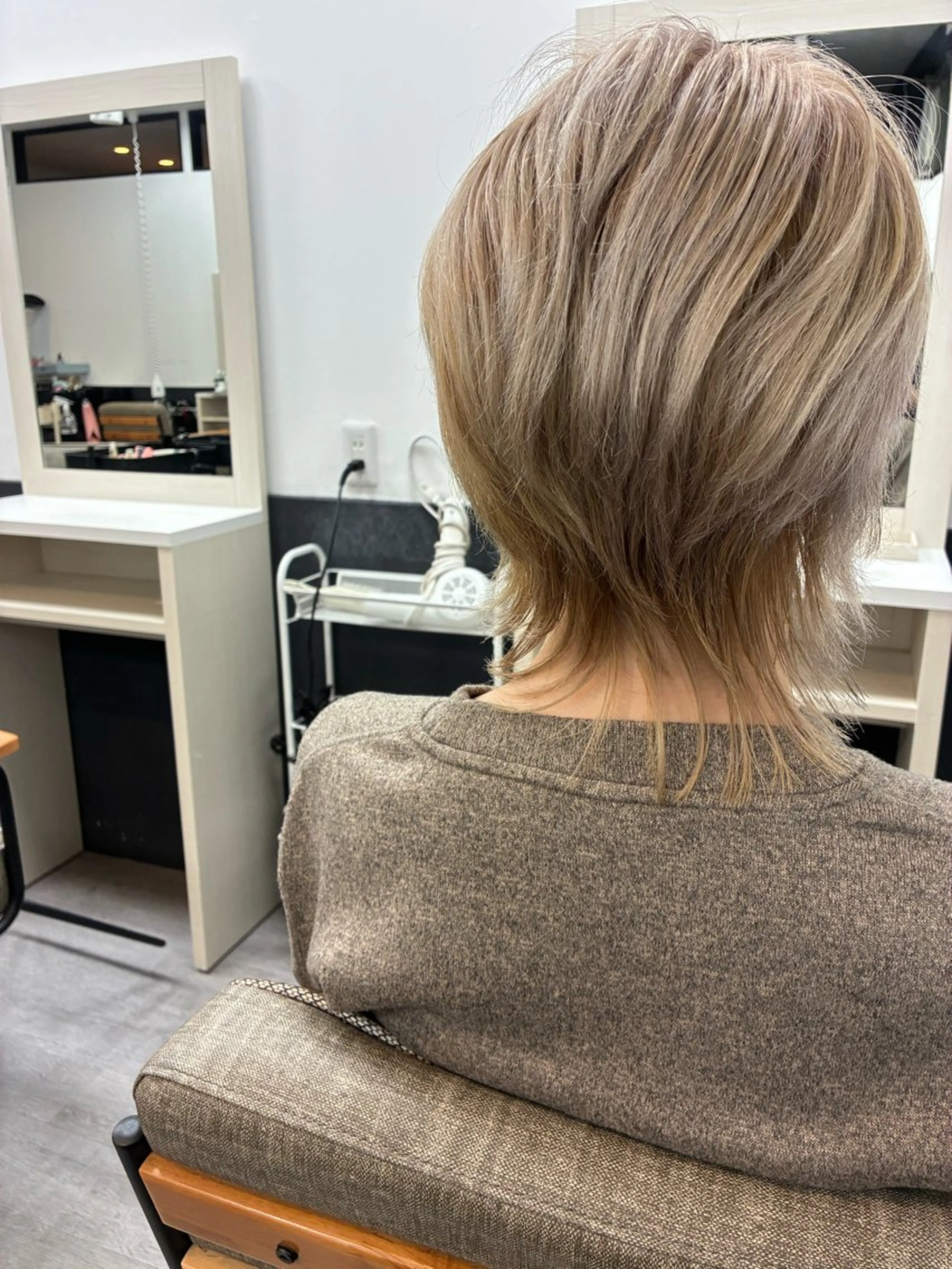 カラー メンズ メンズウルフカット ベージュカラー ホワイトベージュ ウルフカット ヘアカラー トリートメント 縮毛矯正メンズパーマ 髪質改善特化のヘアスタイル