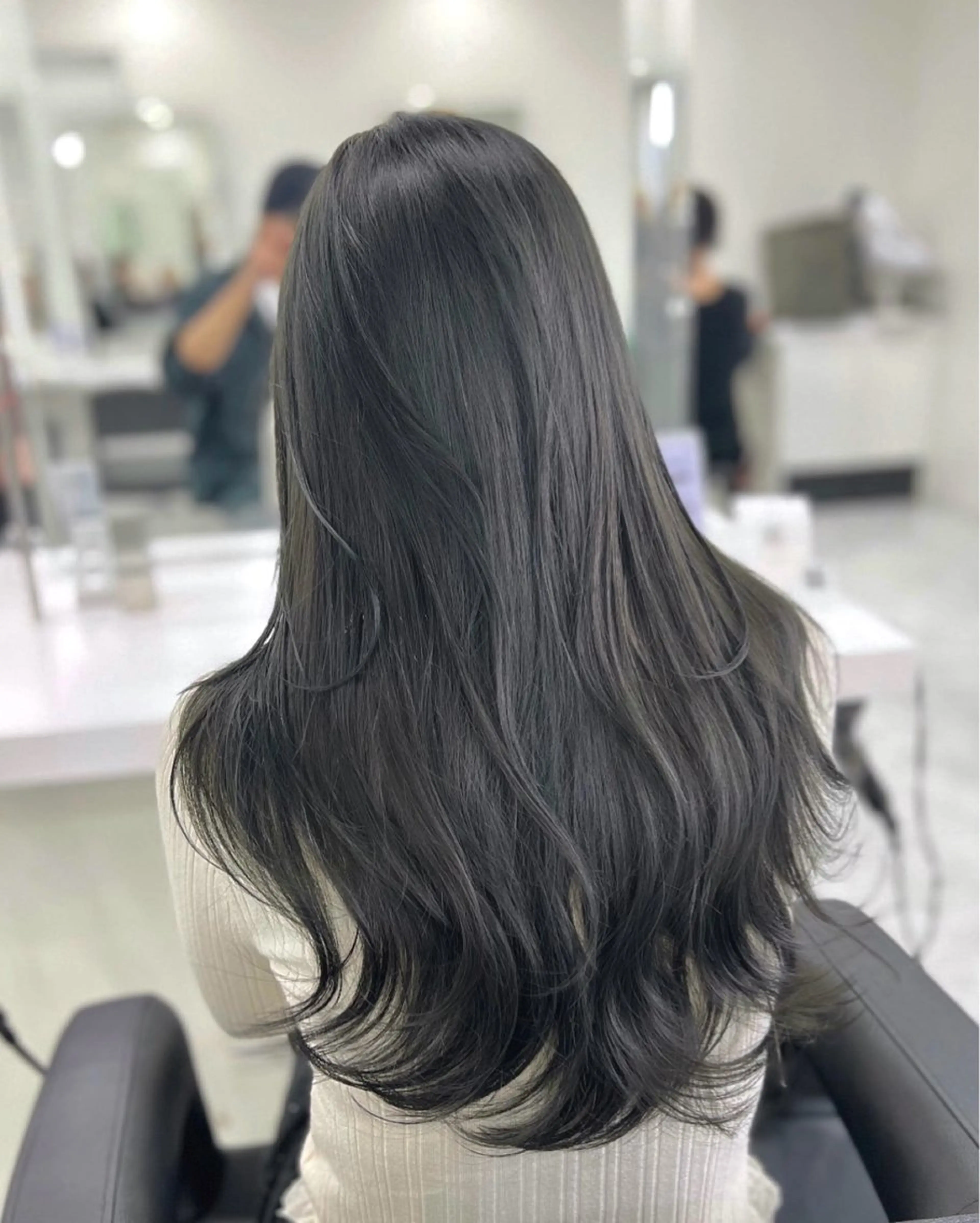 ロング カラー 透明感カラー グレージュ オリーブグレージュ オリーブグレー ロング 透明感カラー🫧 レイヤーカットのヘアスタイル