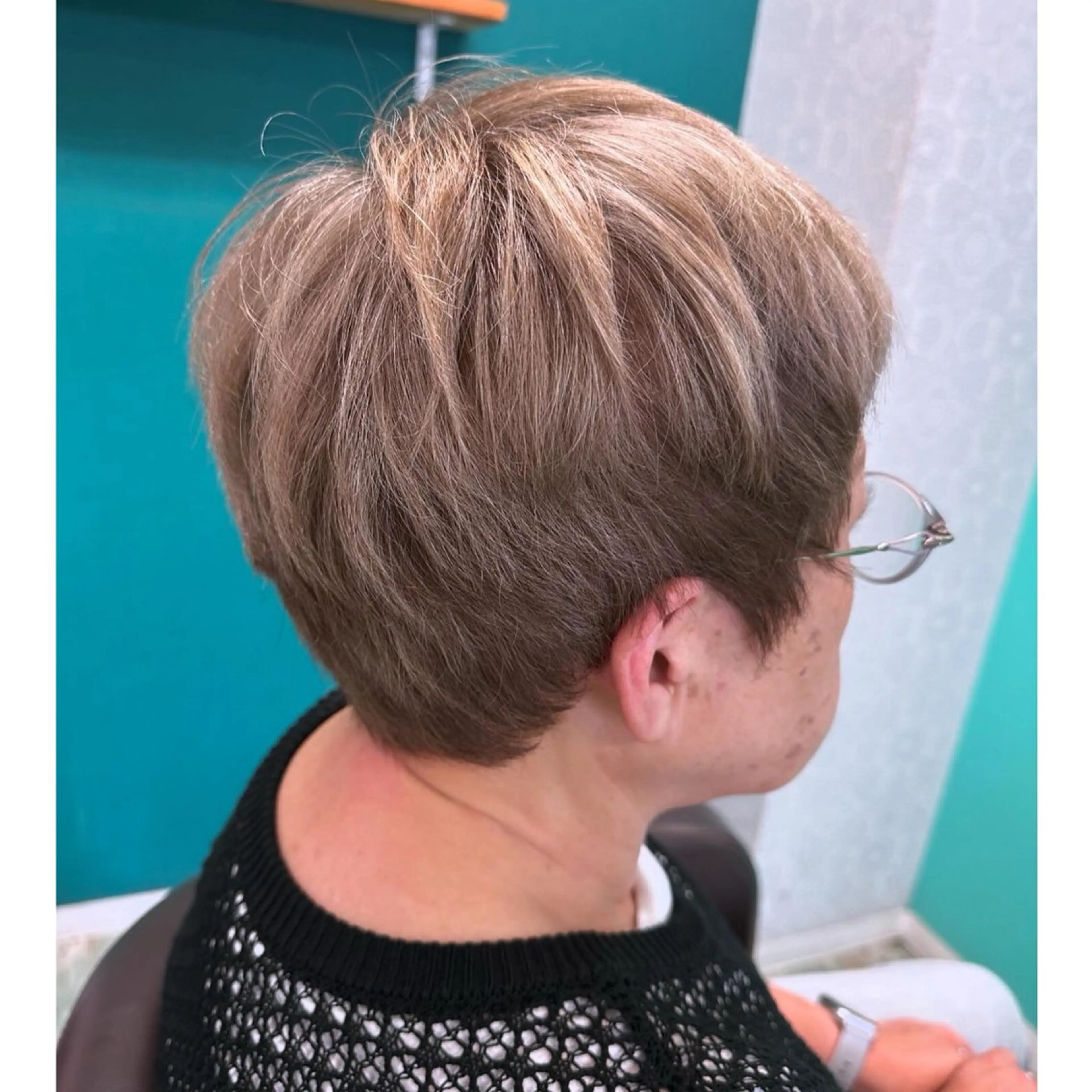 ショート カラー ヘアカラー 三原 友美のヘアスタイル