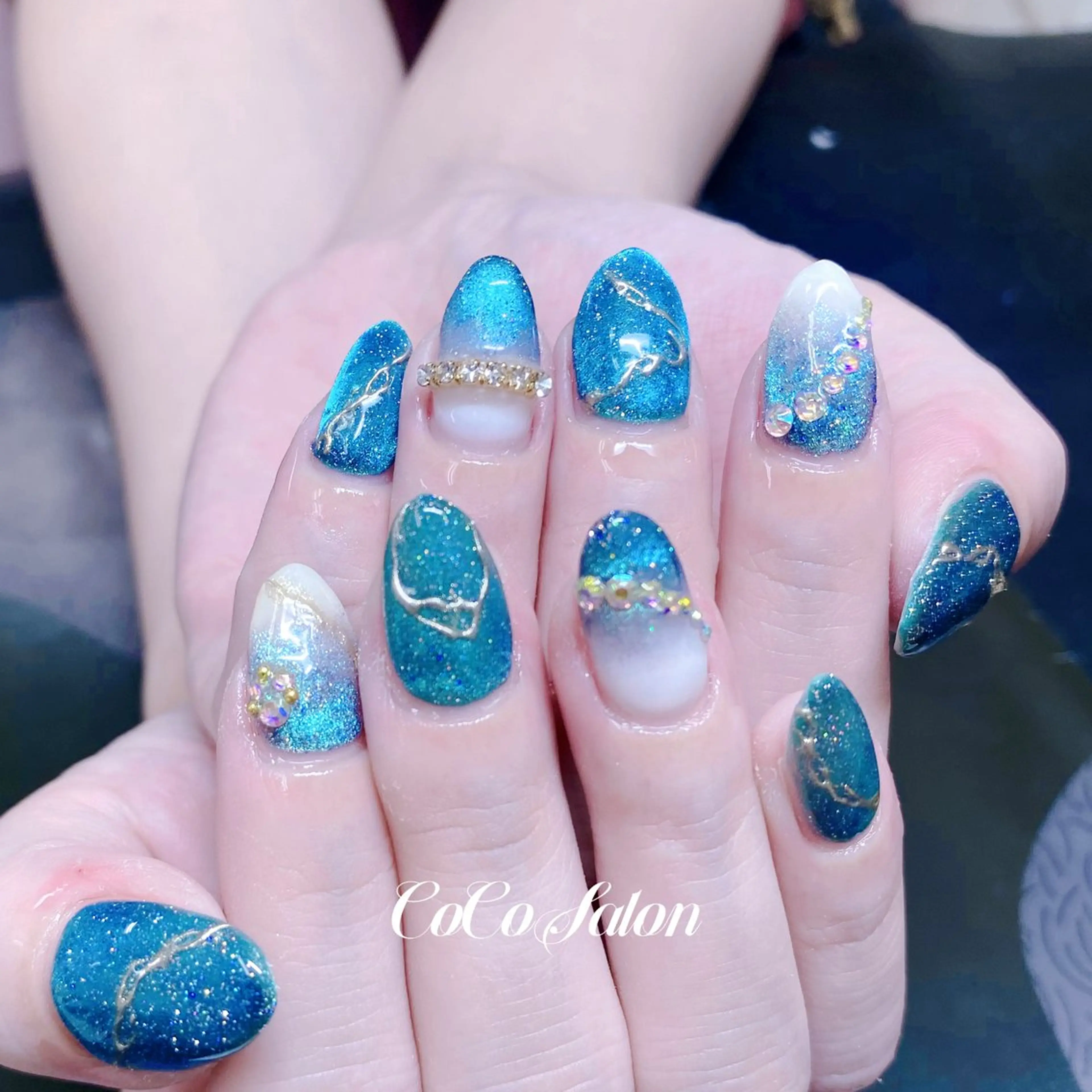ネイル ブルー グラデーション キラキラネイル マグネットネイル ミラーネイル ハンドネイル CoCoSalon ネイル/まつ毛予約のネイルデザイン