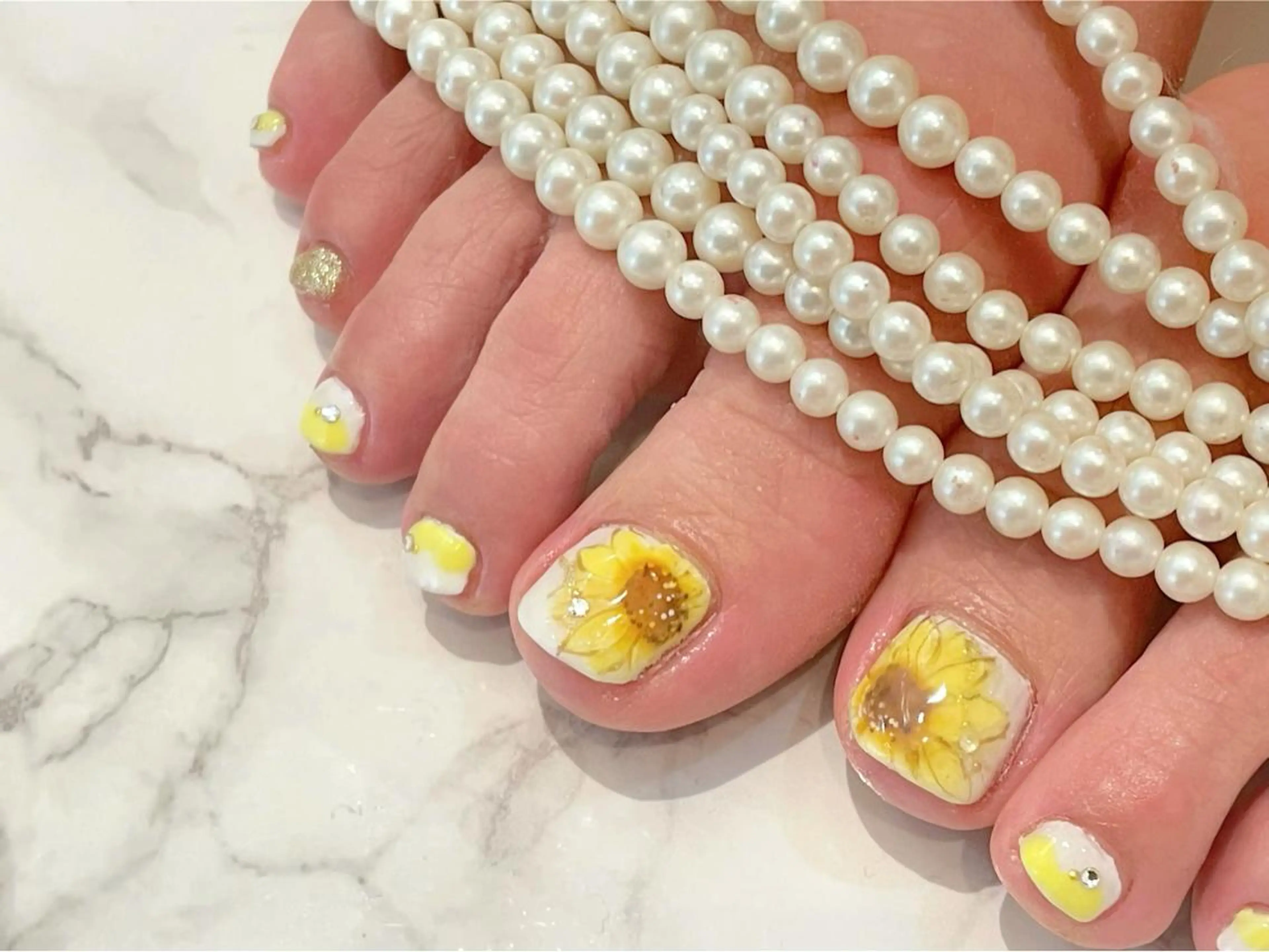 ネイル フットネイル 夏ネイル SINCERELY シンシアリー🌈のネイルデザイン