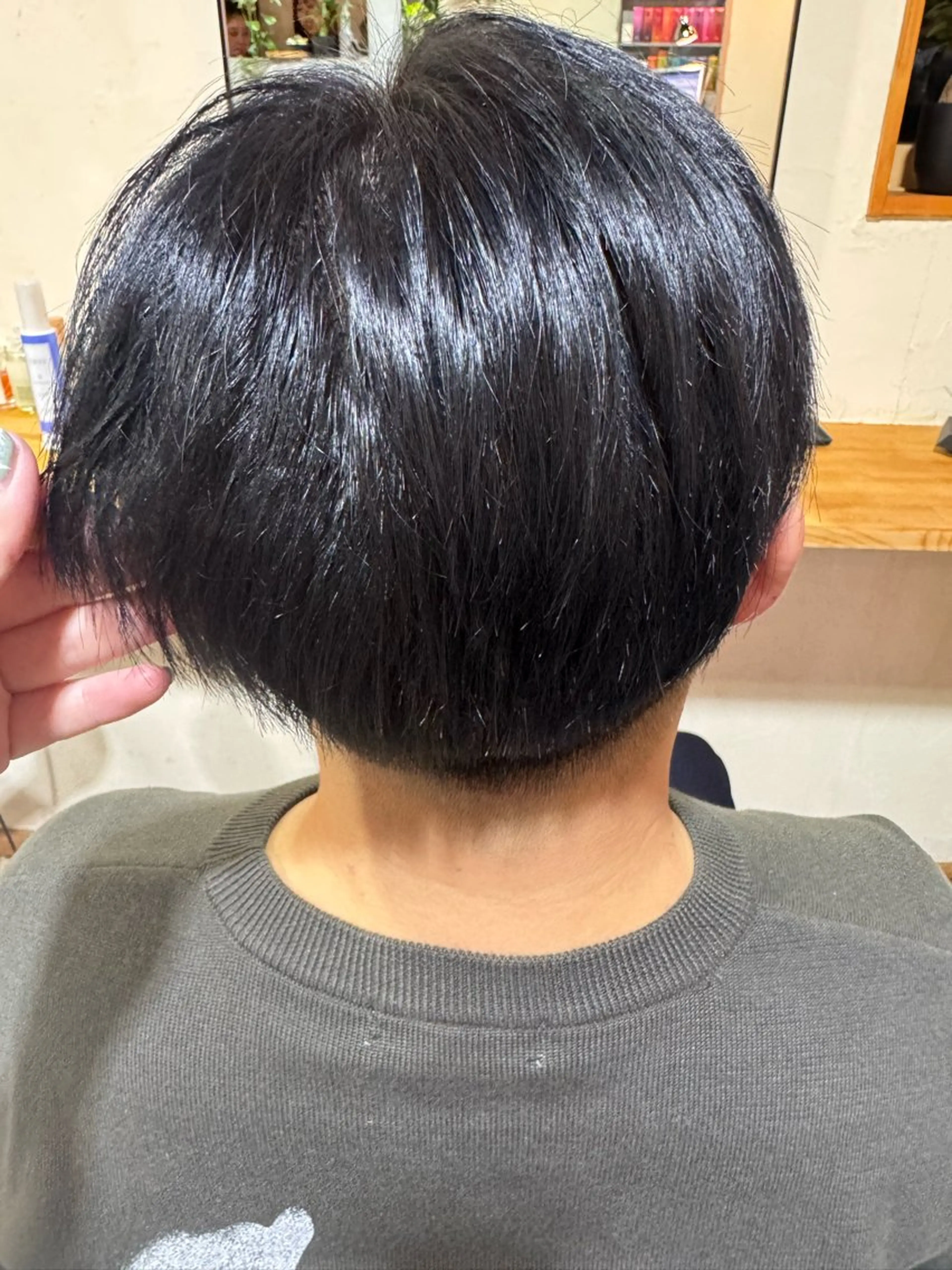 カラー 黒髪 ブリーチ ブルーカラー ブルーブラック 髙木 優花のヘアスタイル