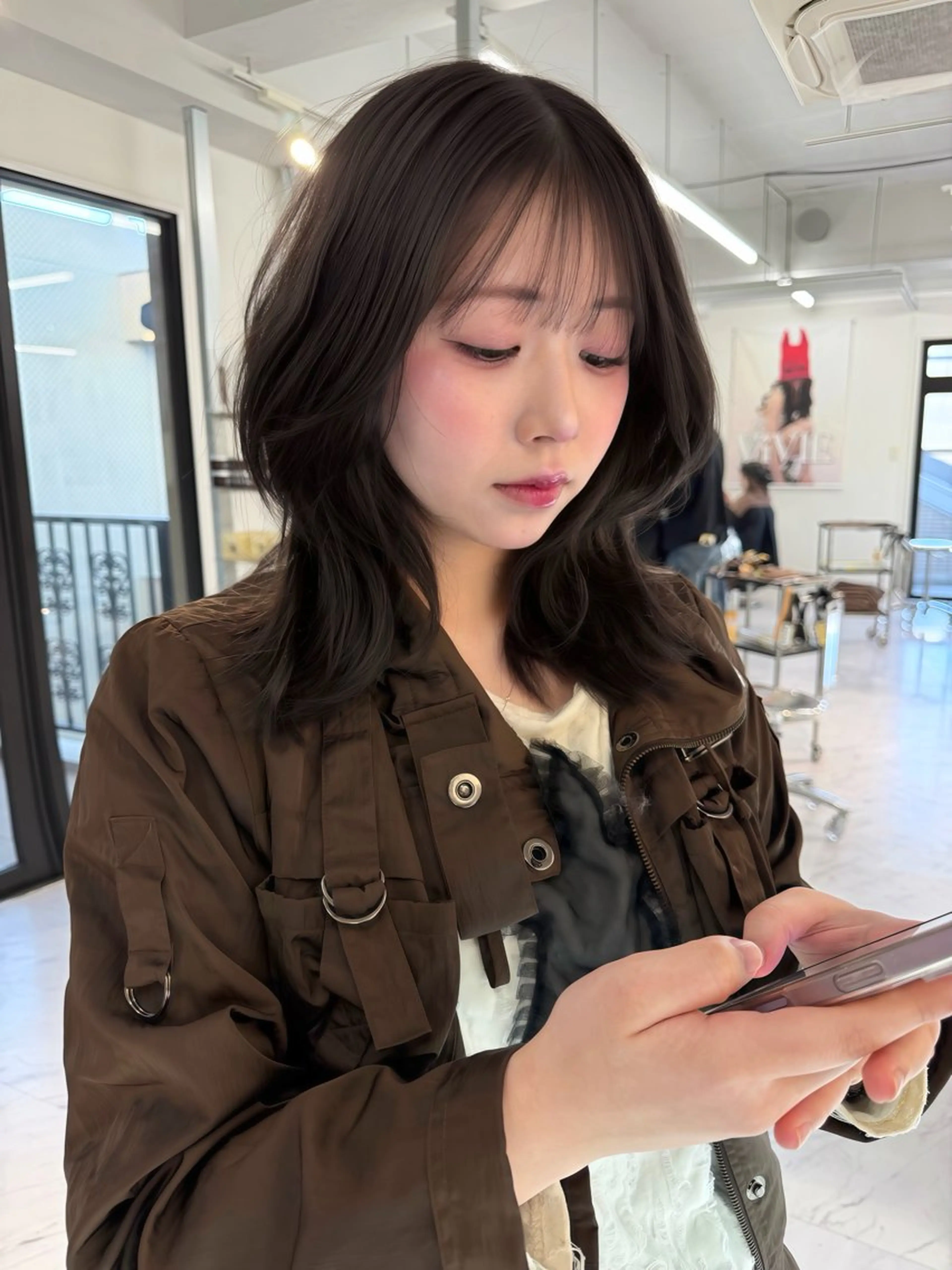 ミディアム カラー ベージュカラー ブリーチ ケアブリーチ デザインカラー ダブルカラー カット ヘアカラー TATSUブリーチ/ ミルクティーベージュのヘアスタイル