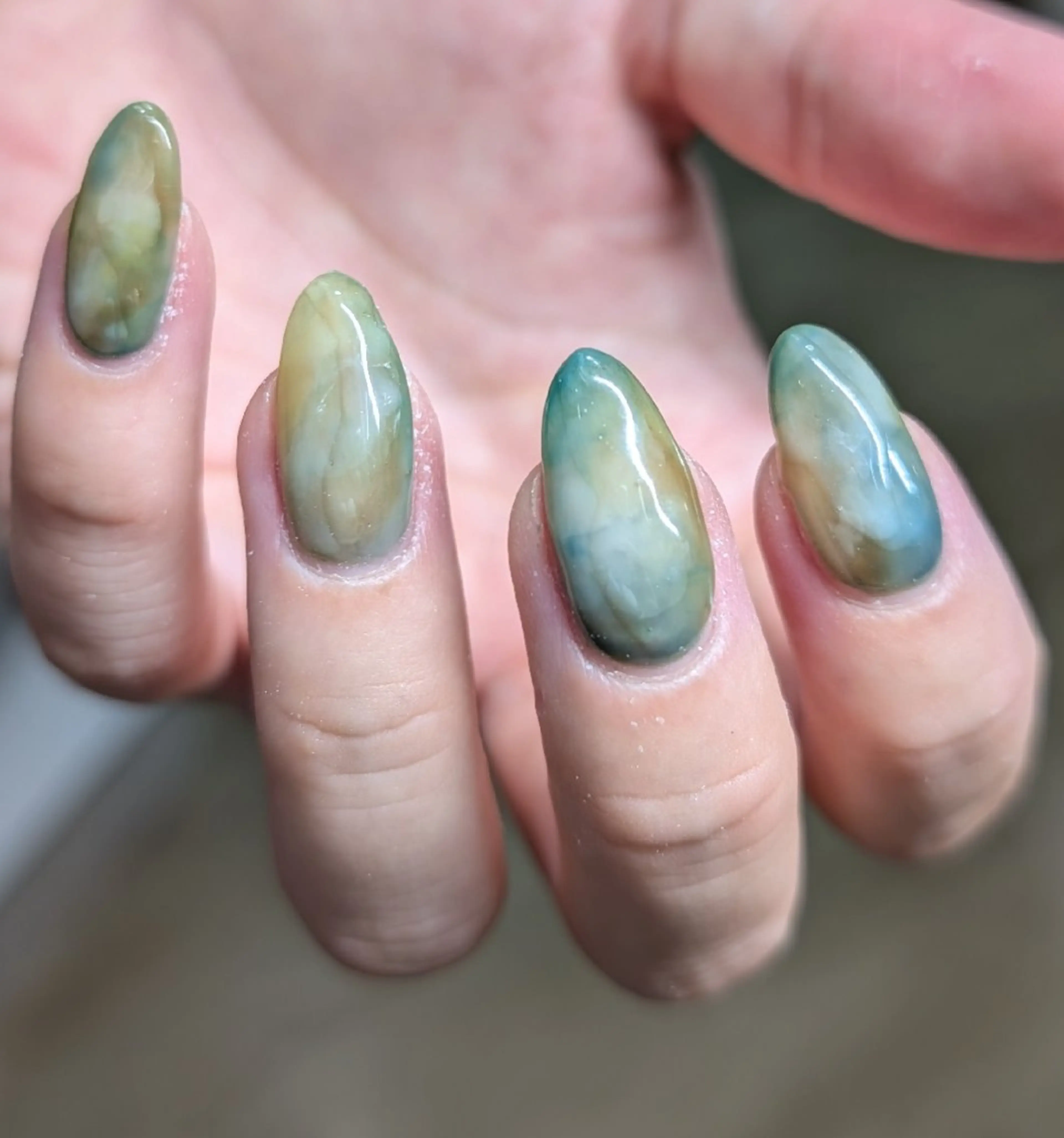 ネイル グリーン ニュアンスネイル FIKA 折戸のネイルデザイン