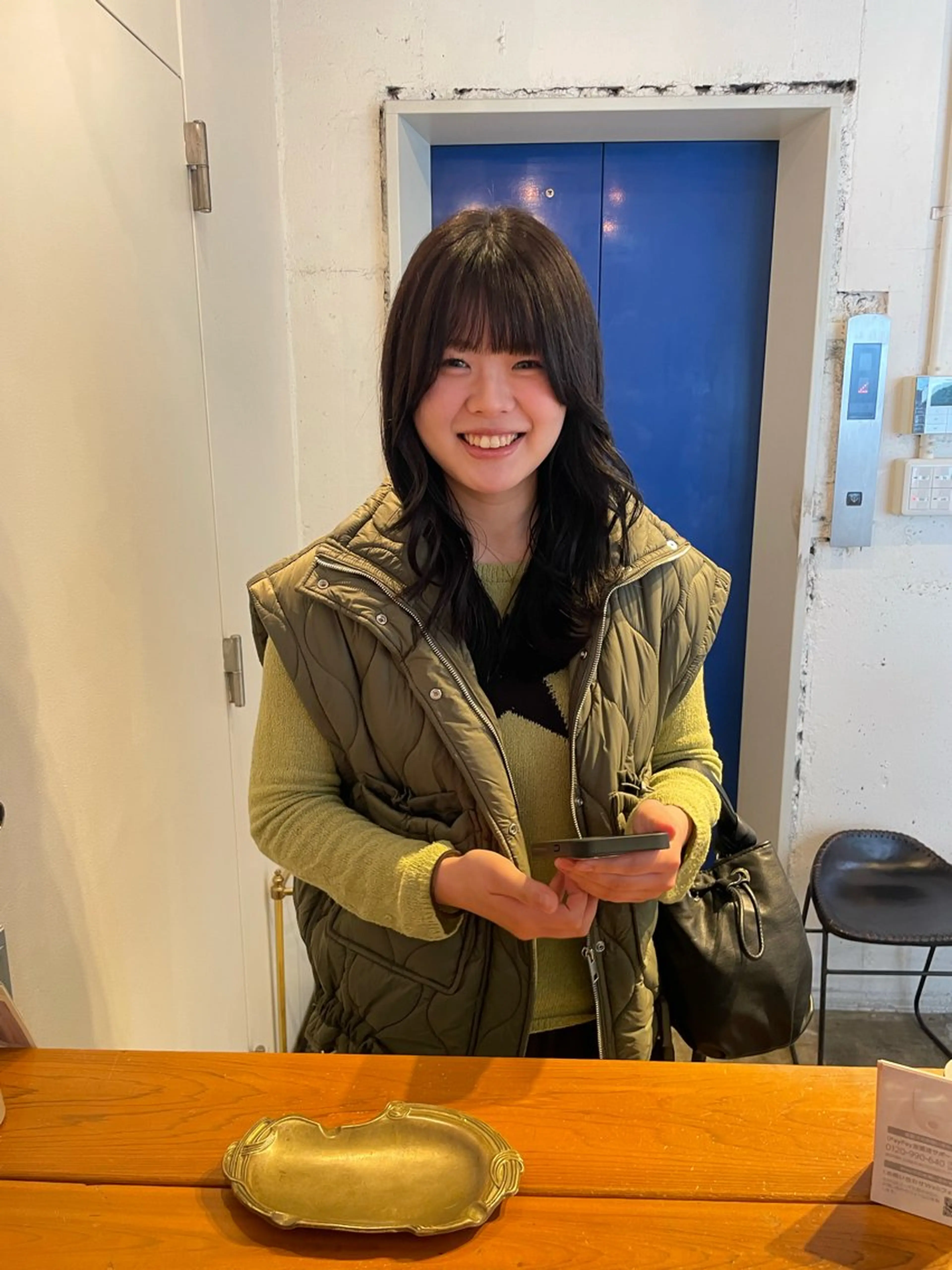 セミロング カラー 黒髪 ブルーカラー ブルーブラック カット ヘアカラー トリートメント MIOベージュカラー 柔らかいカラーのヘアスタイル