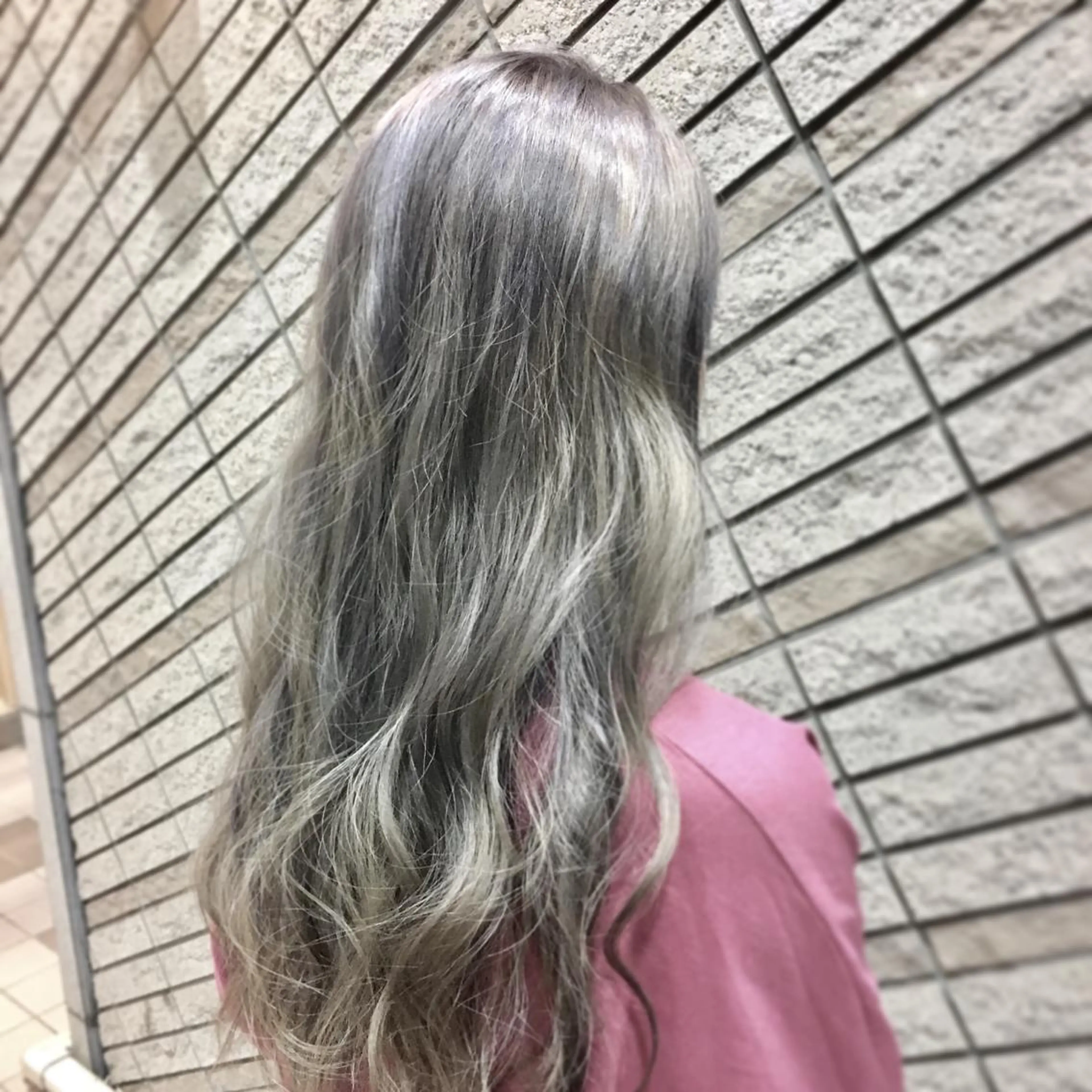 カラー アッシュ イルミナカラー シルバー 外国人風カラー カット ヘアカラー ブリーチ/バレイヤ ージュ川端裕司のヘアスタイル