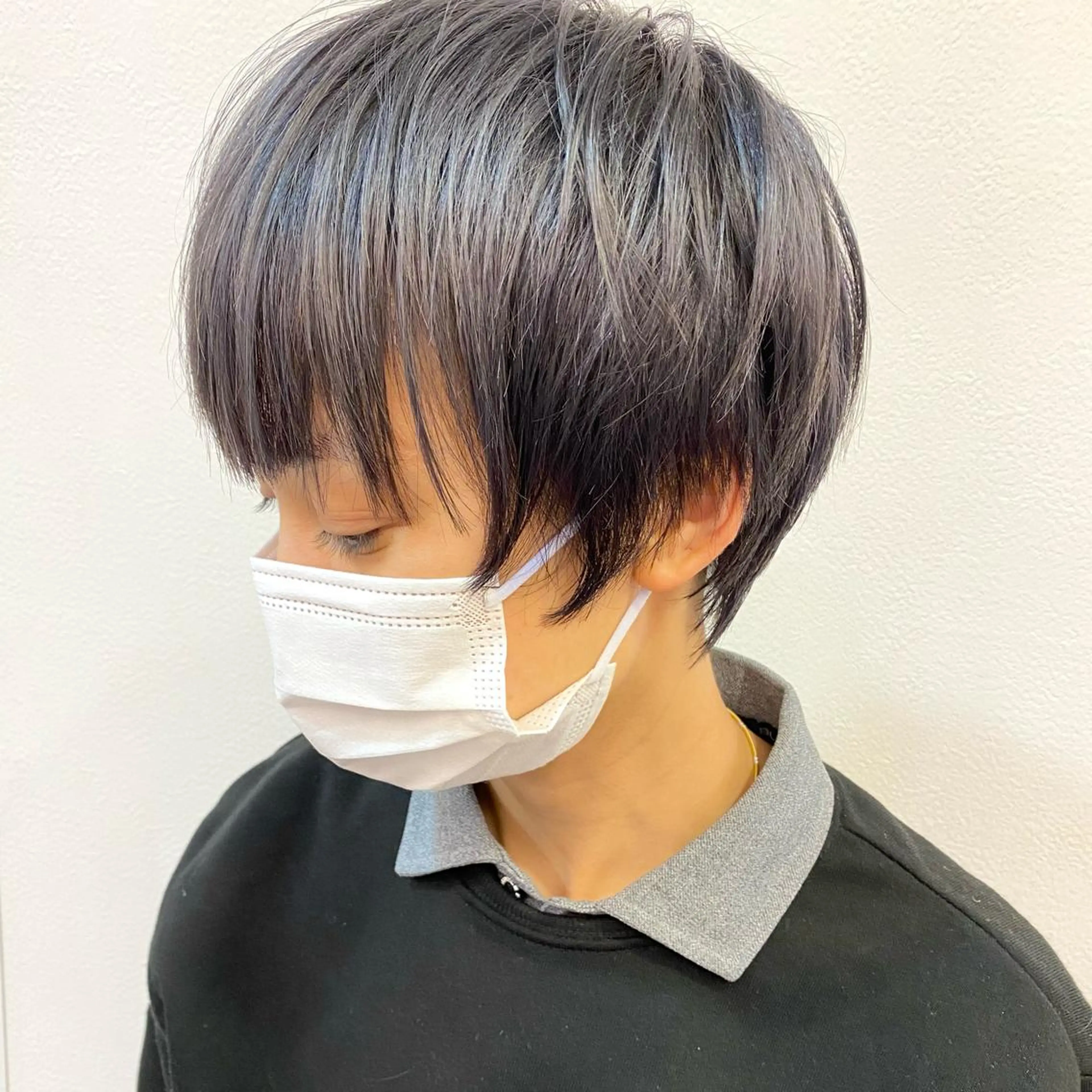 ショート カラー ブリーチ シルバー 白髪世代の悩み解決 阿部耕大のヘアスタイル