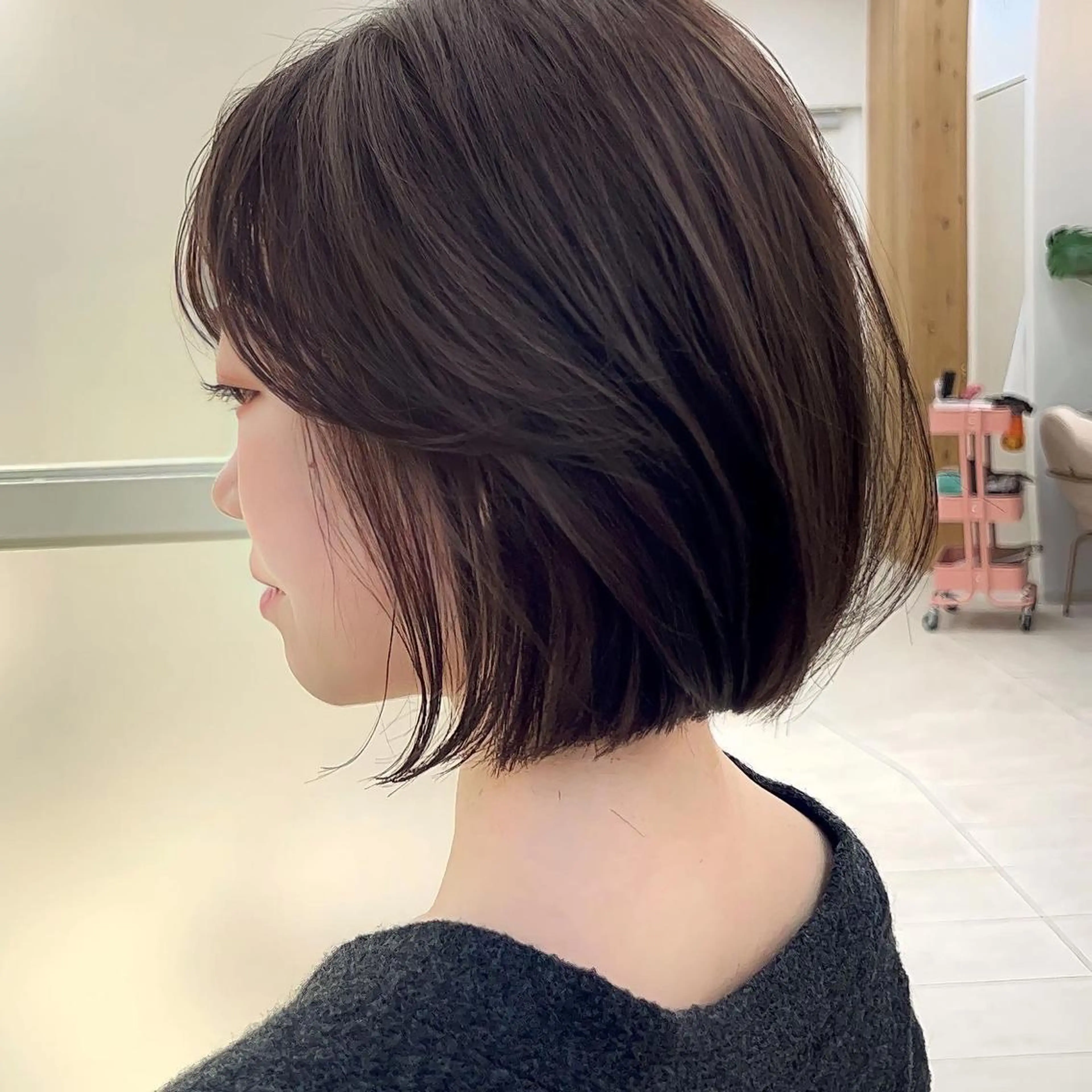 ショート カラー ミストバング グレージュ ボブ くびれヘア 斜めバング カット ヘアカラー トリートメント レイヤー専門家 ダブルカラー修のヘアスタイル