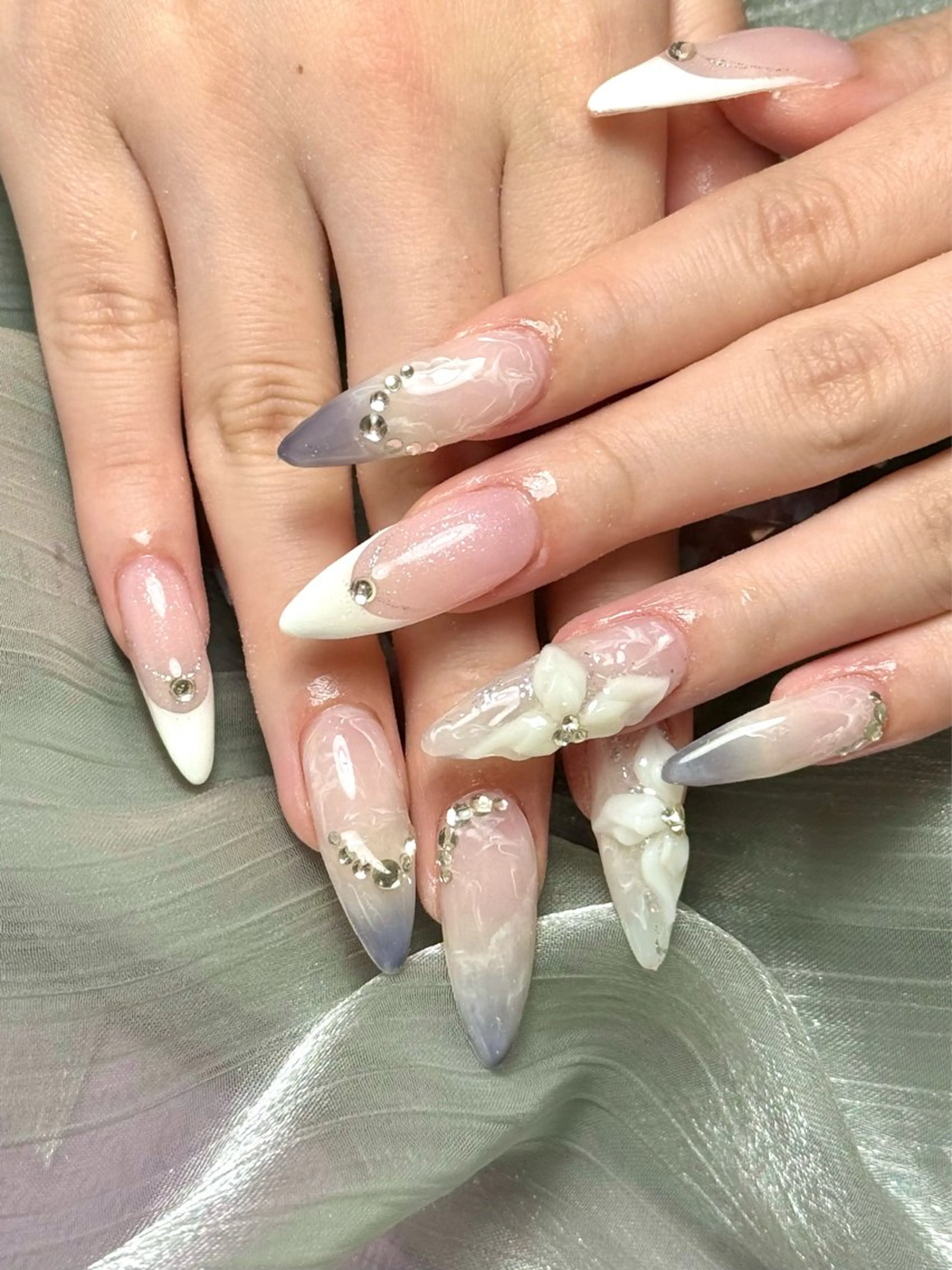 ネイル ハンドネイル ルシイ🎀新宿長さ 出しパーツ専門店のネイルデザイン