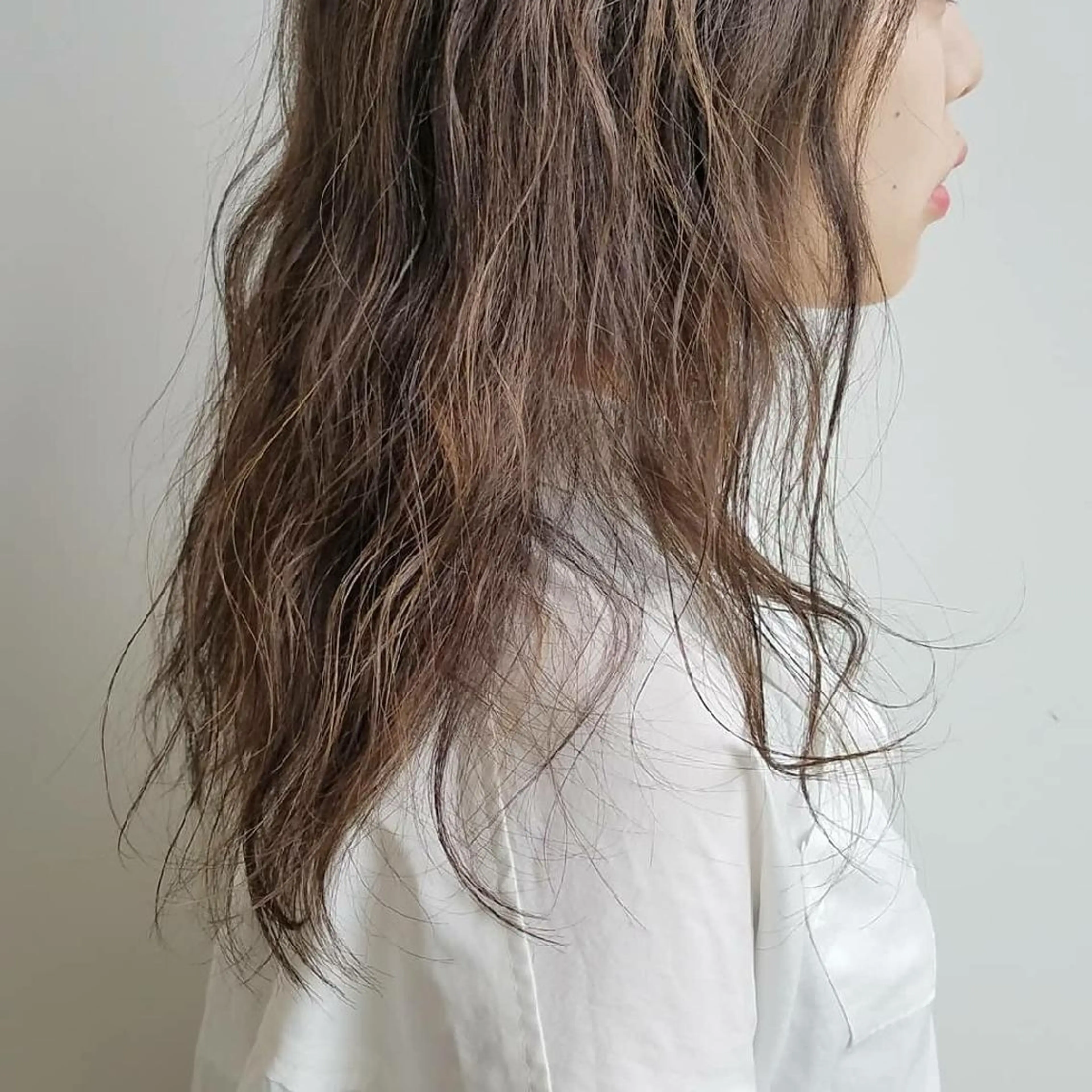 セミロング カラー パーマ ヘアアレンジ アッシュ ハイライトカラー ハイライト iplus まつげ、眉毛、耳つぼのマツエク・マツパデザイン