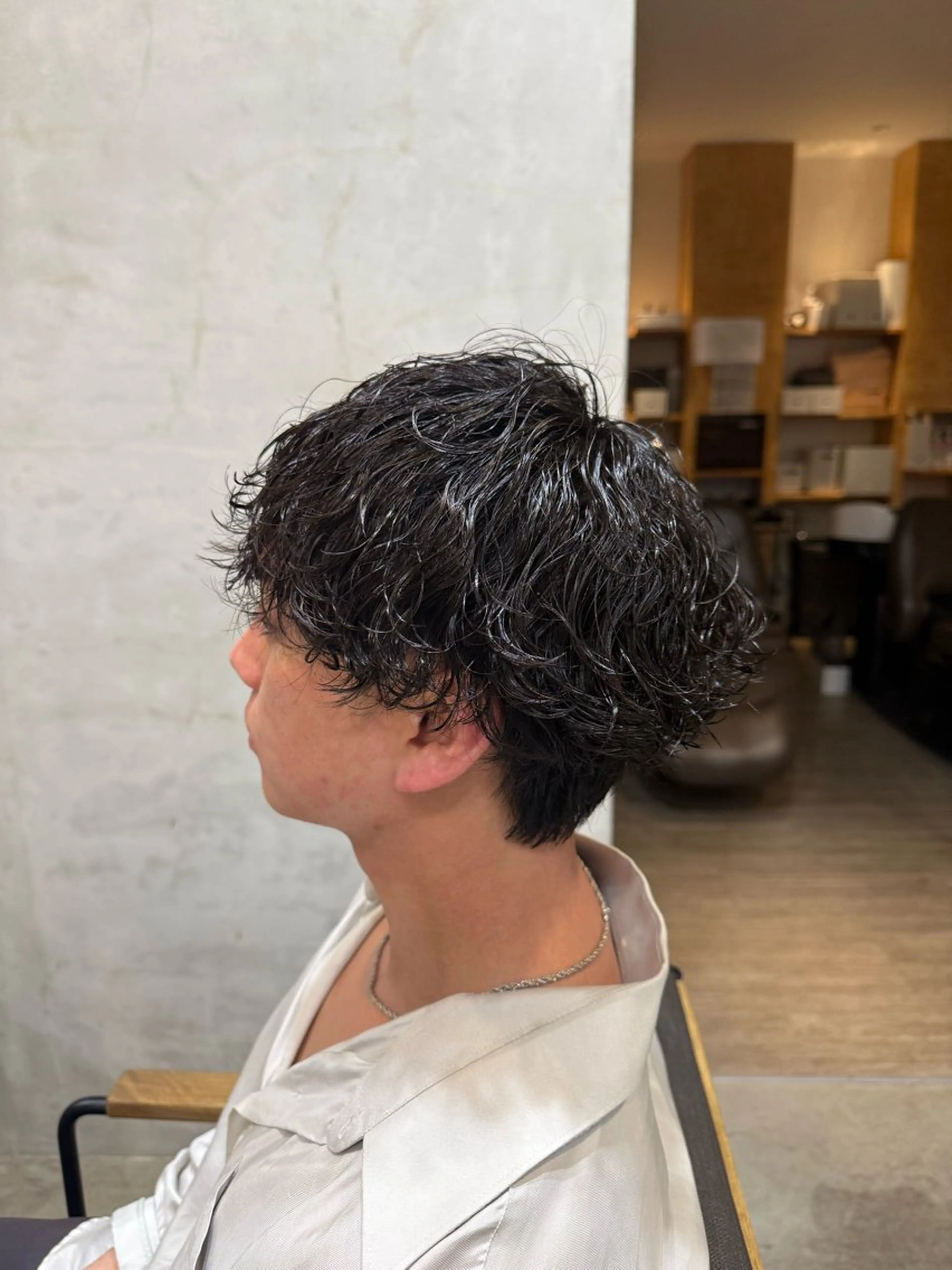 ミディアム パーマ メンズ ミディアムパーマ メンズパーマ ツイストスパイラルパーマ 波巻きパーマ メンズウルフカット men's quru.所属・🔥KOSEI🔥 波巻き/ツイスパのヘアスタイル