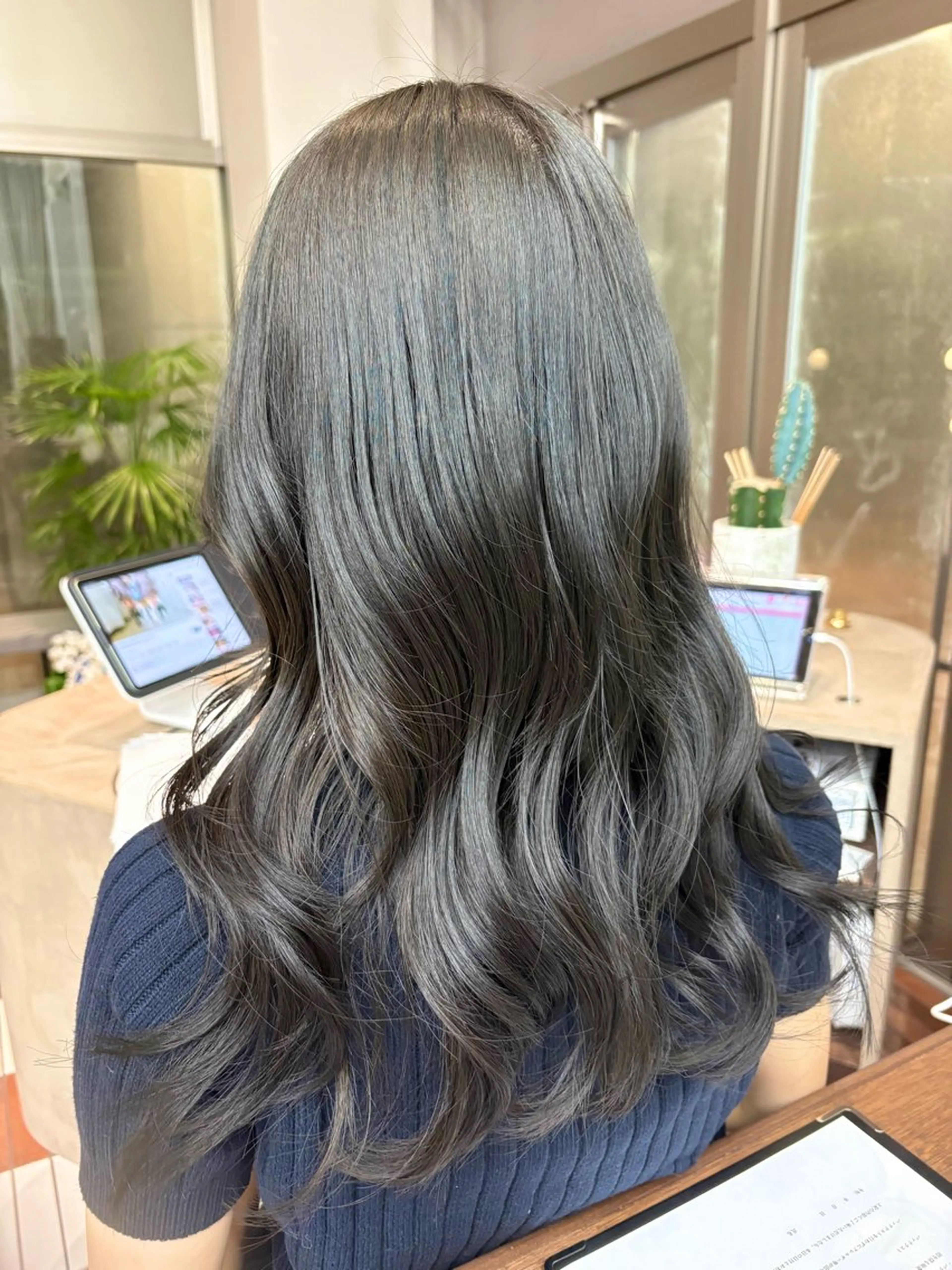 ロング カラー 透明感カラー グレージュ オリーブグレージュ オリーブグレー ロング メンズパーマ特化 sayoのヘアスタイル