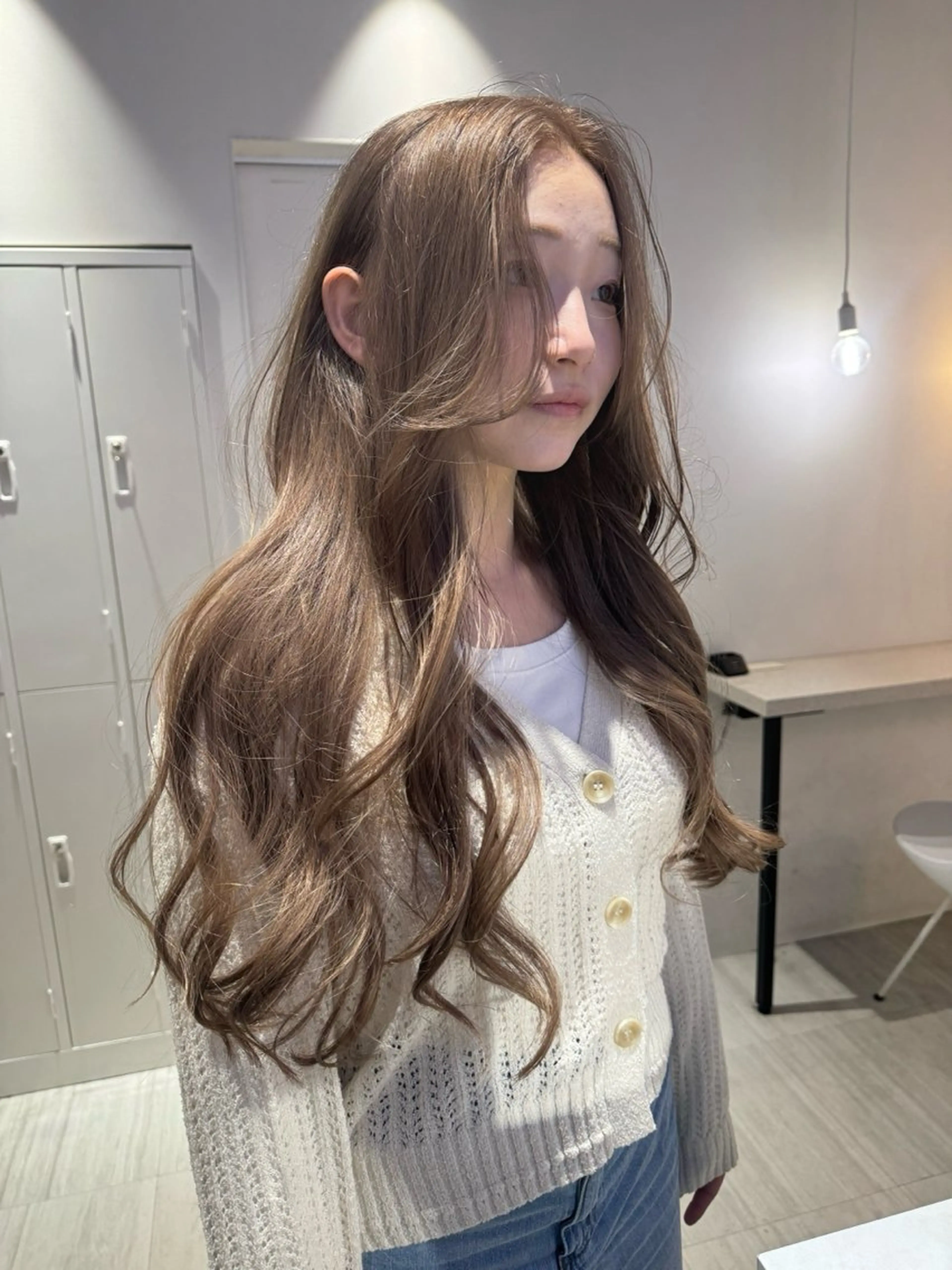 ロング カラー ブリーチ 透明感カラー ヘアカラー トリートメント Ami/艶カラー/ レイヤー/ハイトーンのヘアスタイル