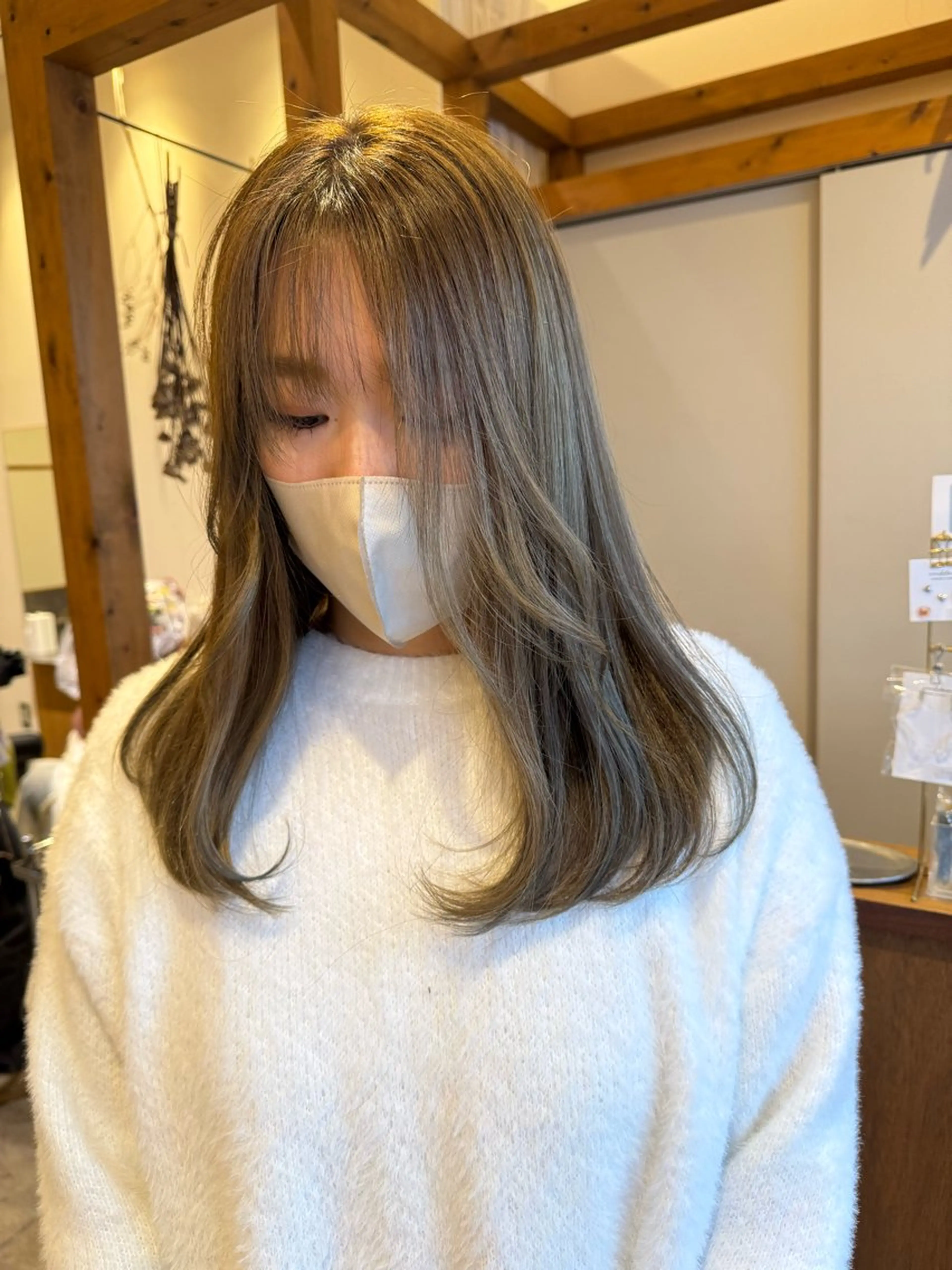 セミロング カラー グレージュ ENIF　大島 芽生のヘアスタイル