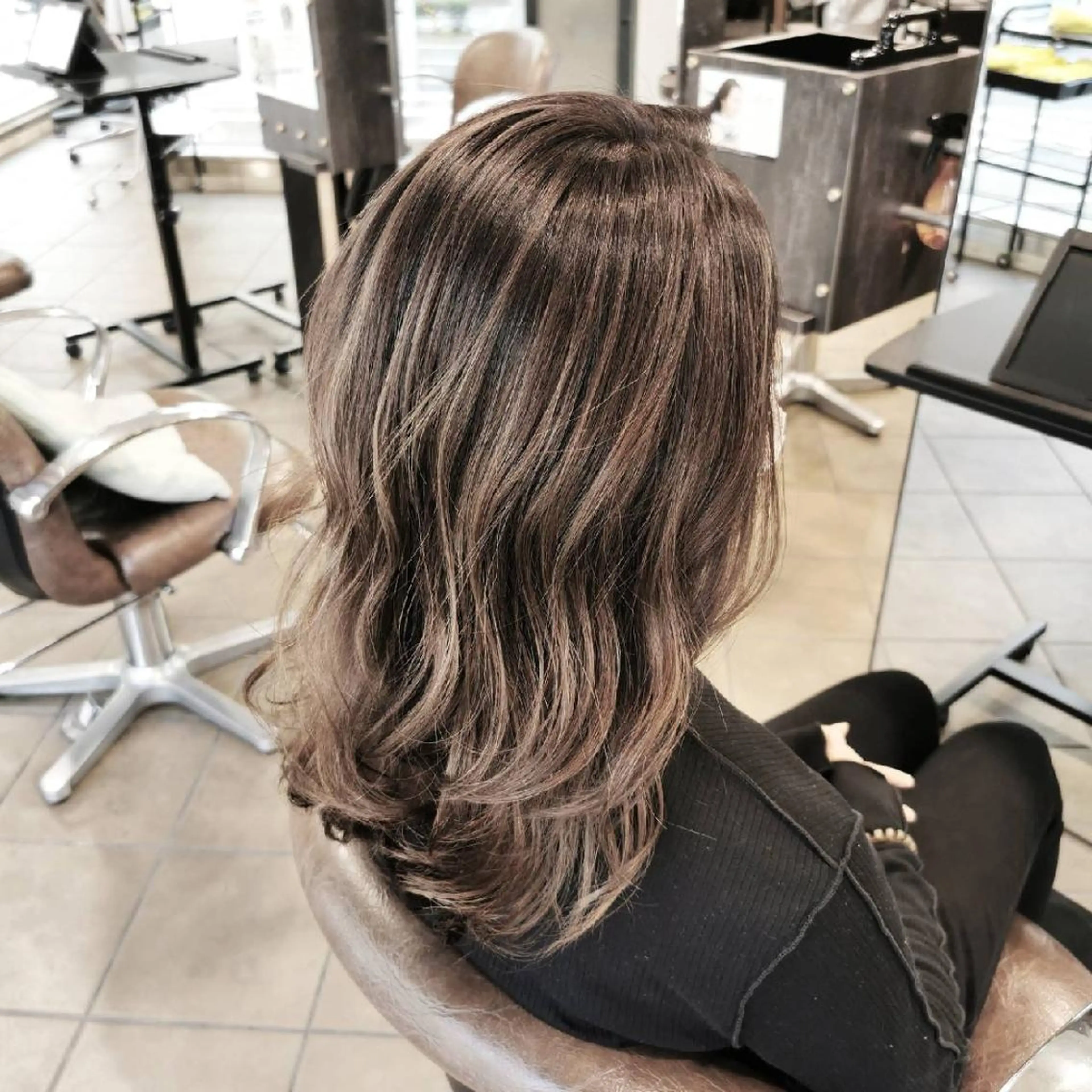 ミディアム カラー ハイライトカラー ハイライト ヘアカラー Luisハイライト　 喜連瓜破、髪質改善のヘアスタイル