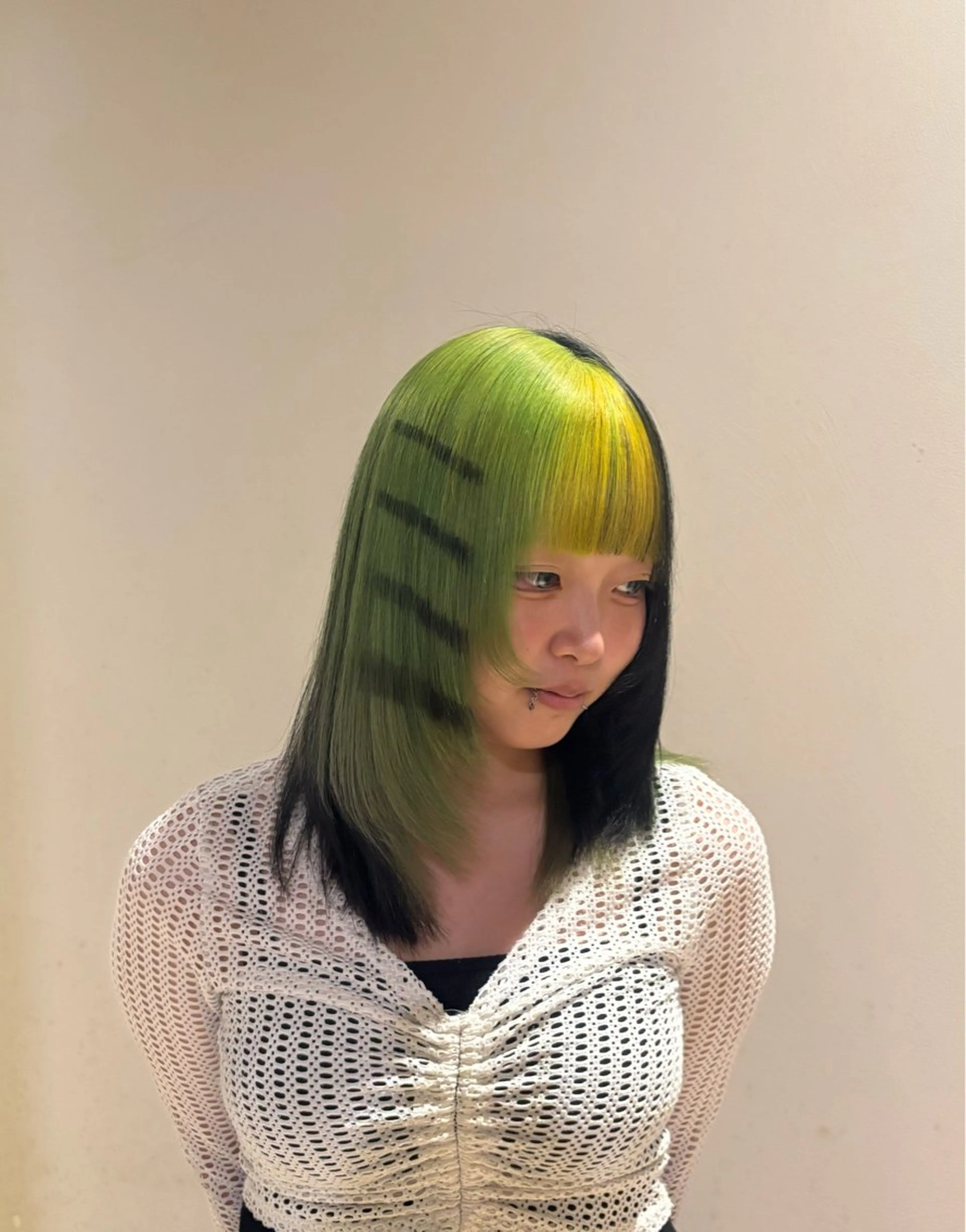 ミディアム イエローカラー カット ヘアカラー まみ/レイヤーカット /暖色カラーのヘアスタイル