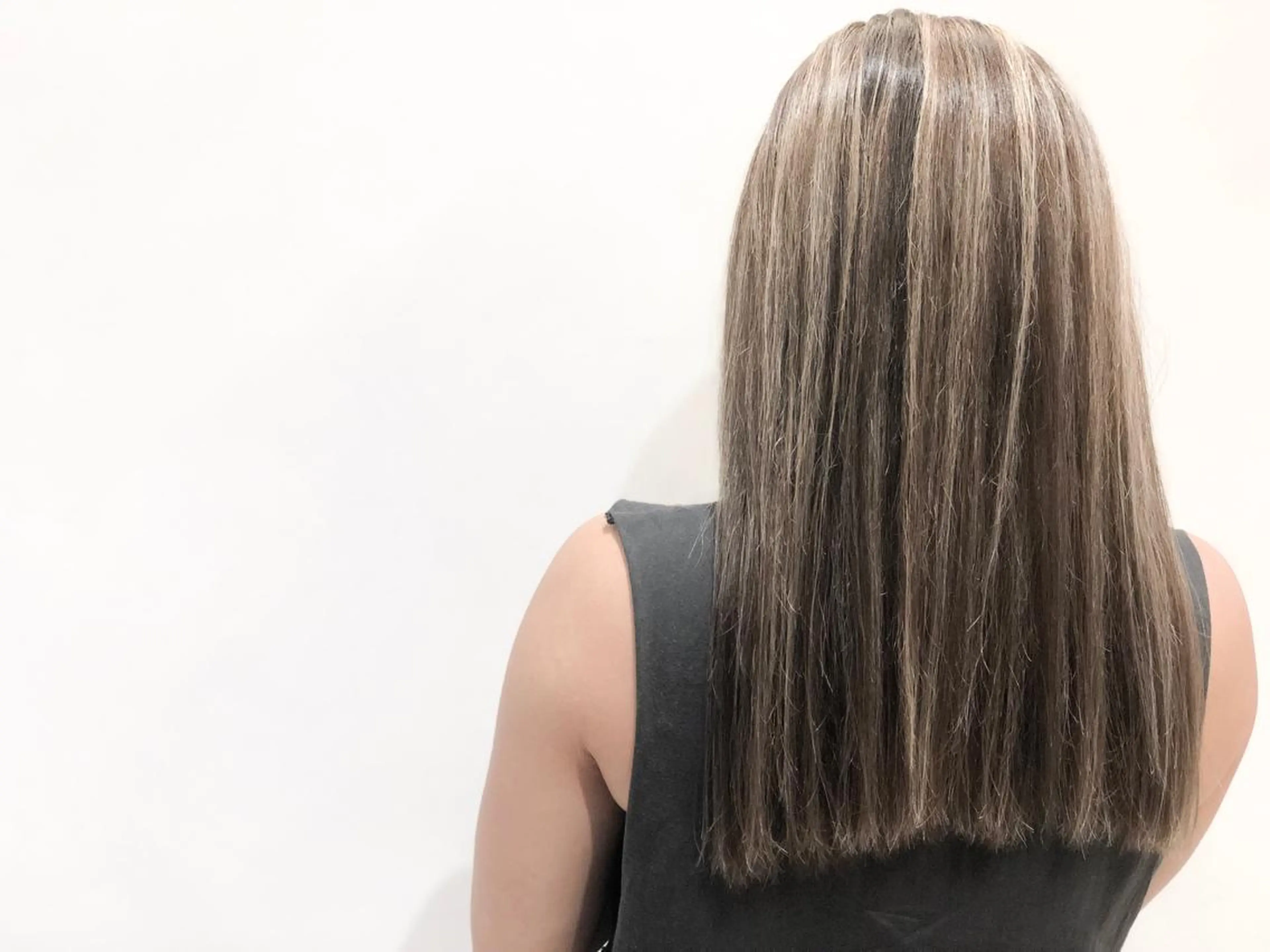 ロング カラー ヘアアレンジ ダークグレー ハイライトカラー ハイライト ヘアカラー いしだ みさきのヘアスタイル