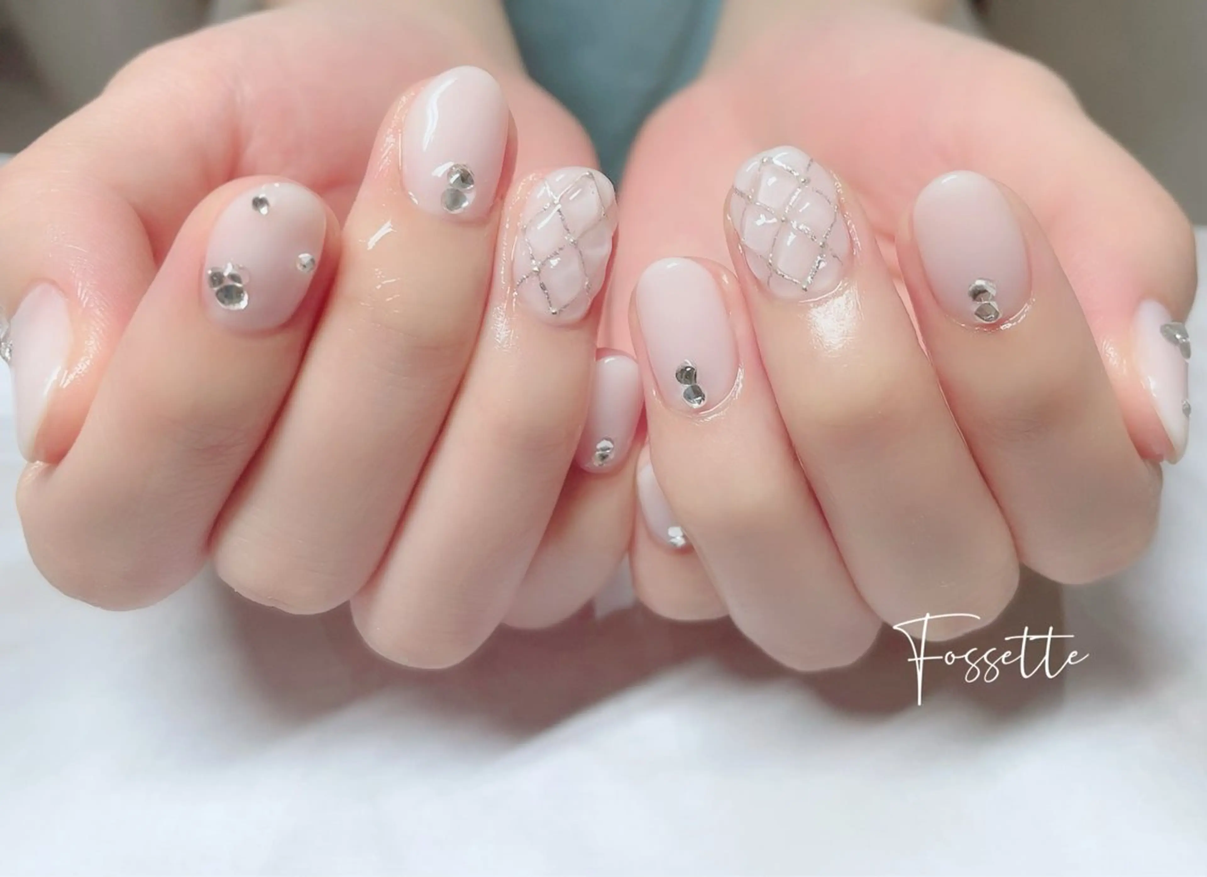 ネイル キラキラネイル シルバー ブライダルネイル ホワイト 冬ネイル ハンドネイル nailsalon Fossetteのネイルデザイン