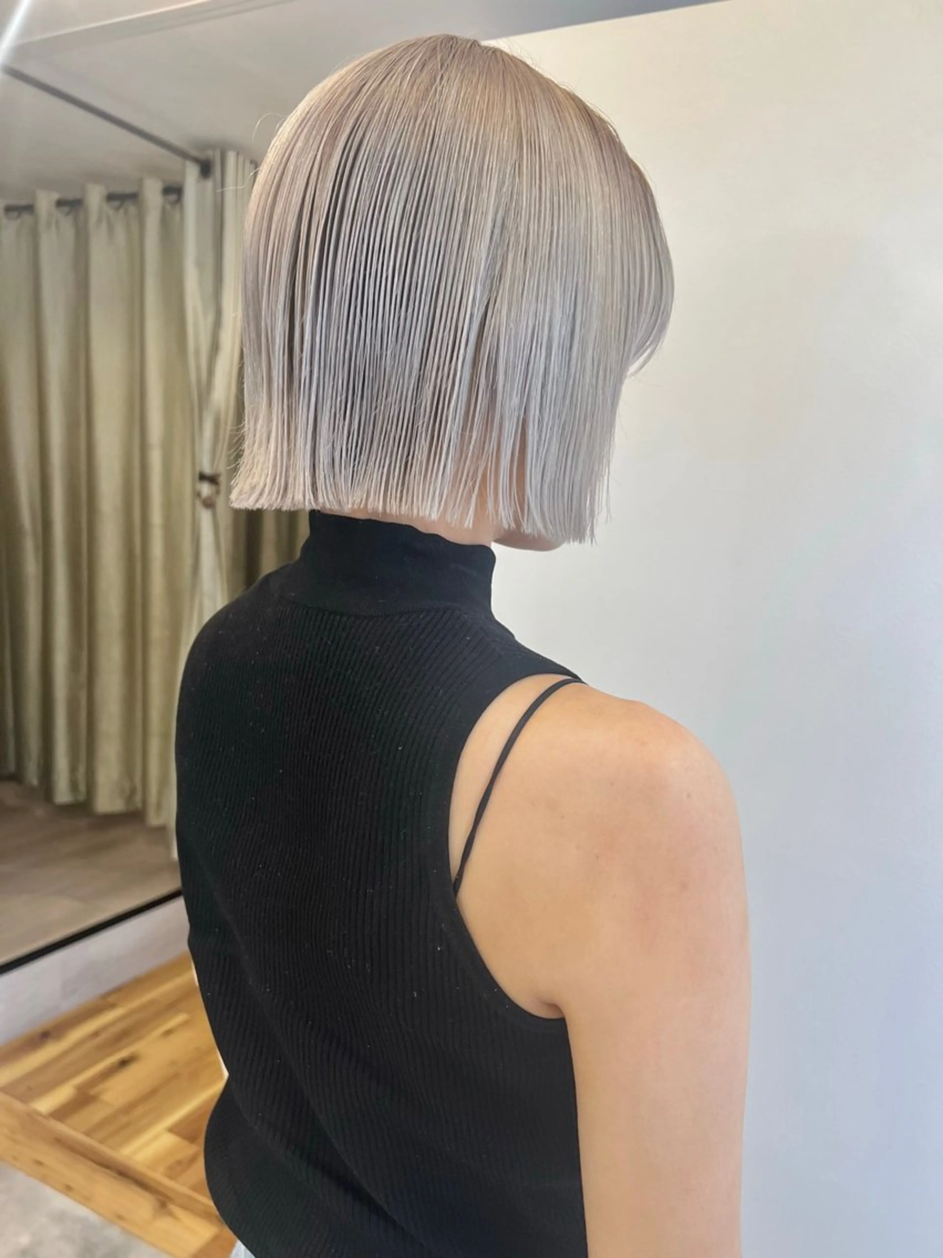 ミディアム カラー 切りっぱなしボブ ハイトーンカラー ボブ カット ヘアカラー トリートメント MIZUHO / ダブルカラー髪質改善のヘアスタイル