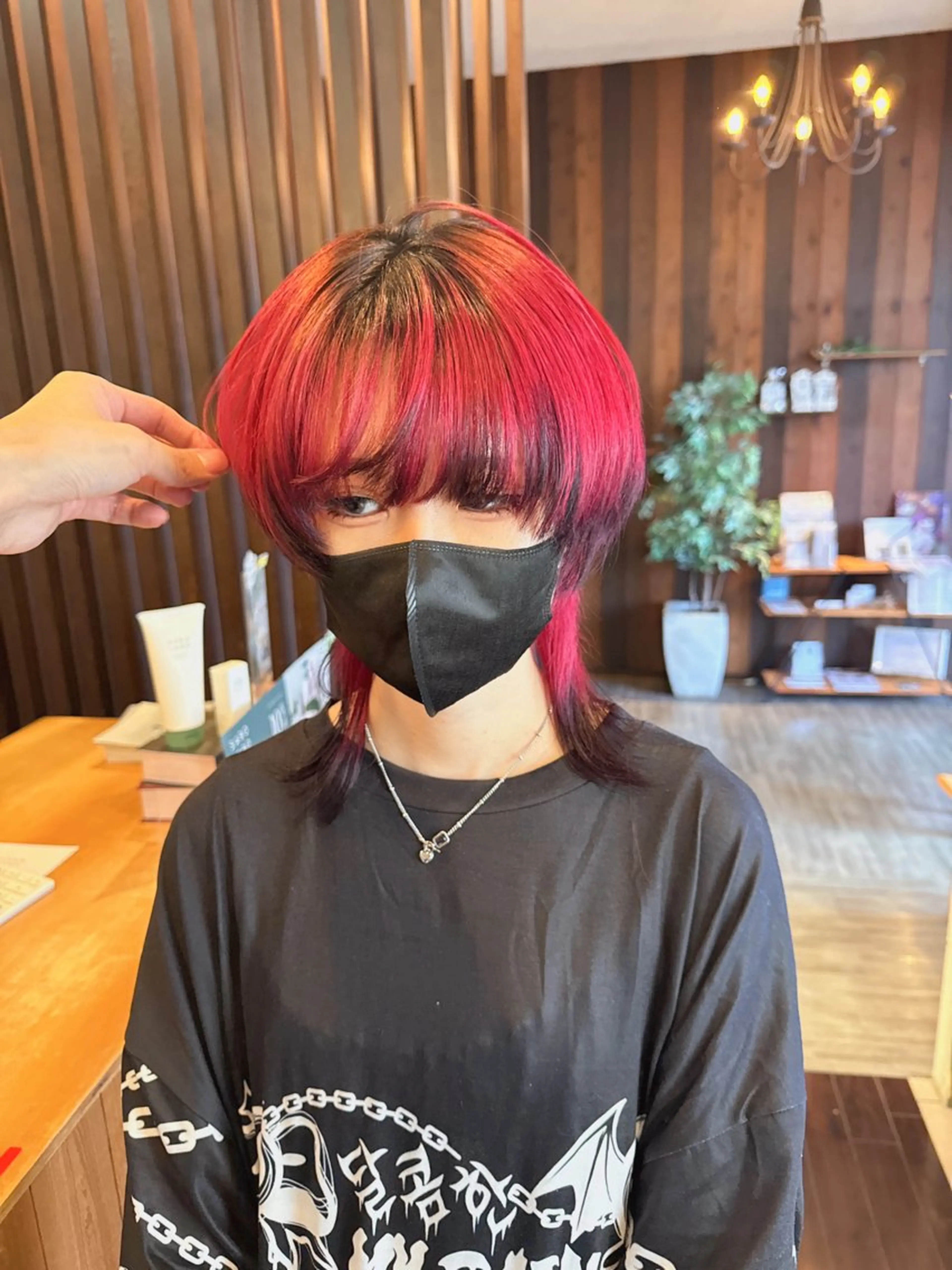 セミロング カラー 黒髪 レッドカラー ウルフカット カット ヘアカラー 具志 正太のヘアスタイル