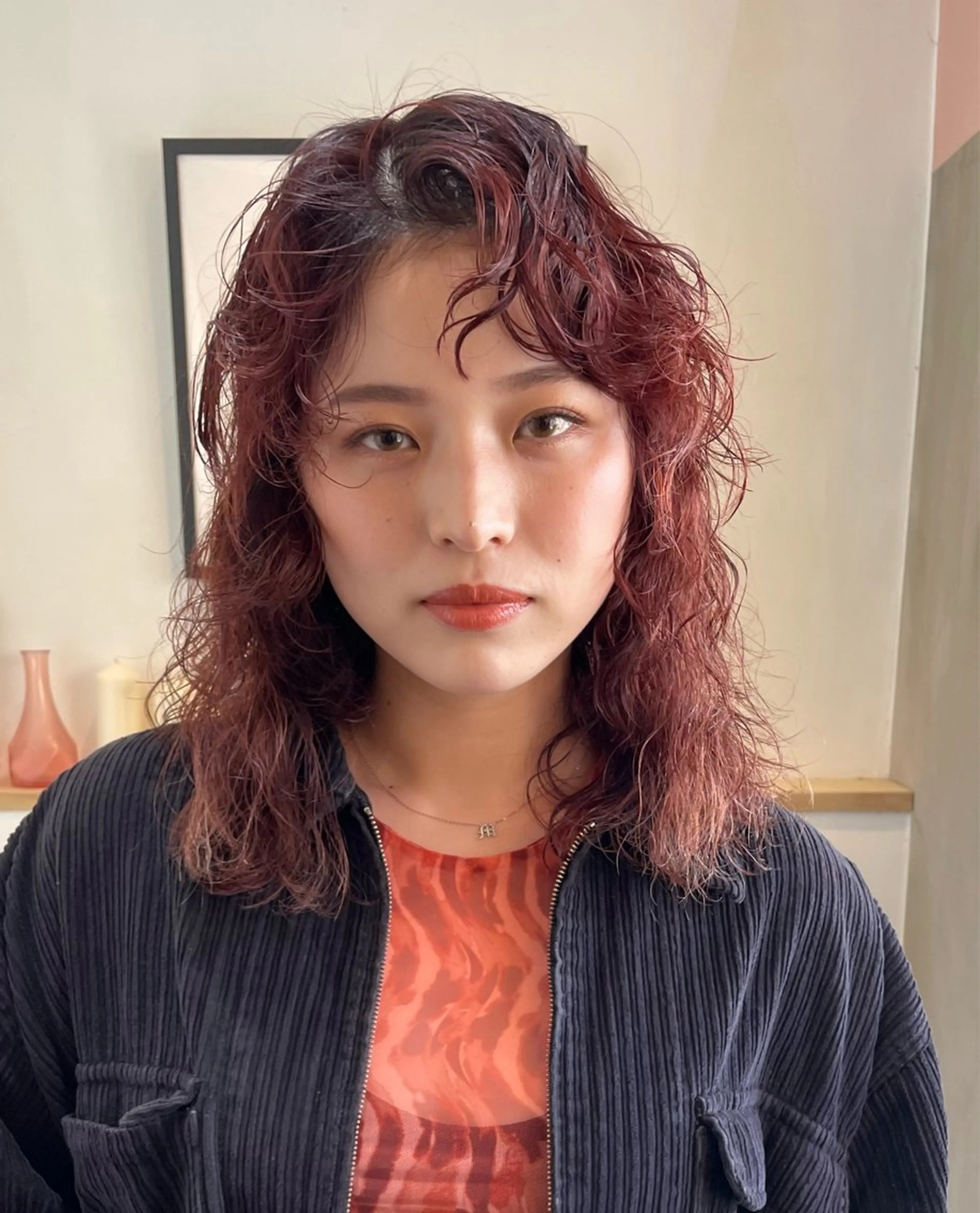 ミディアム カラー パーマ ミディアムパーマ カシス ピンクカラー カット ヘアカラー パーマ トリートメント パーマ/パーマ落とし 【Kouta】のヘアスタイル