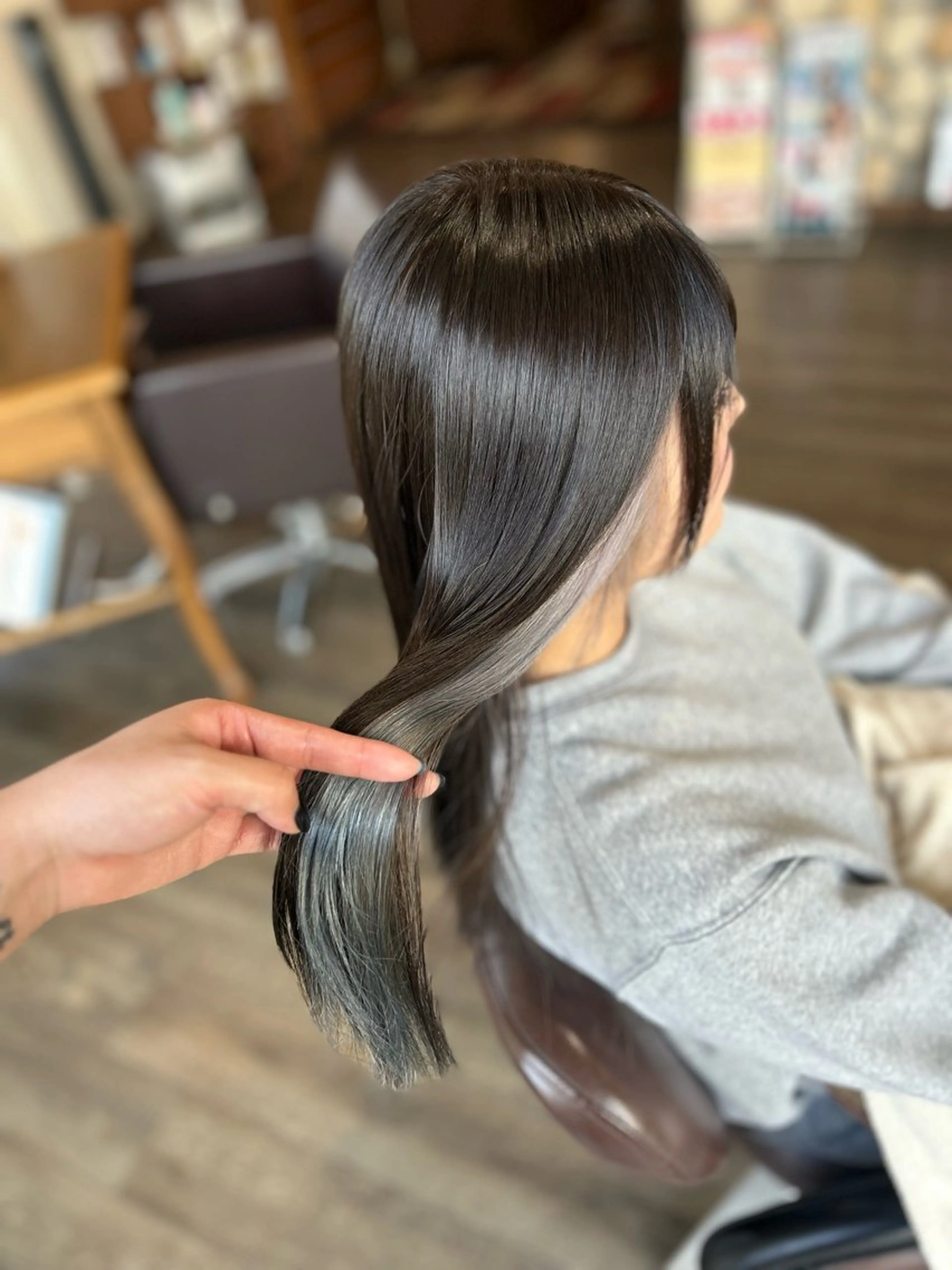 ロング カラー ブリーチ シルバー ホワイトシルバー カット ヘアカラー 井上 花音のヘアスタイル