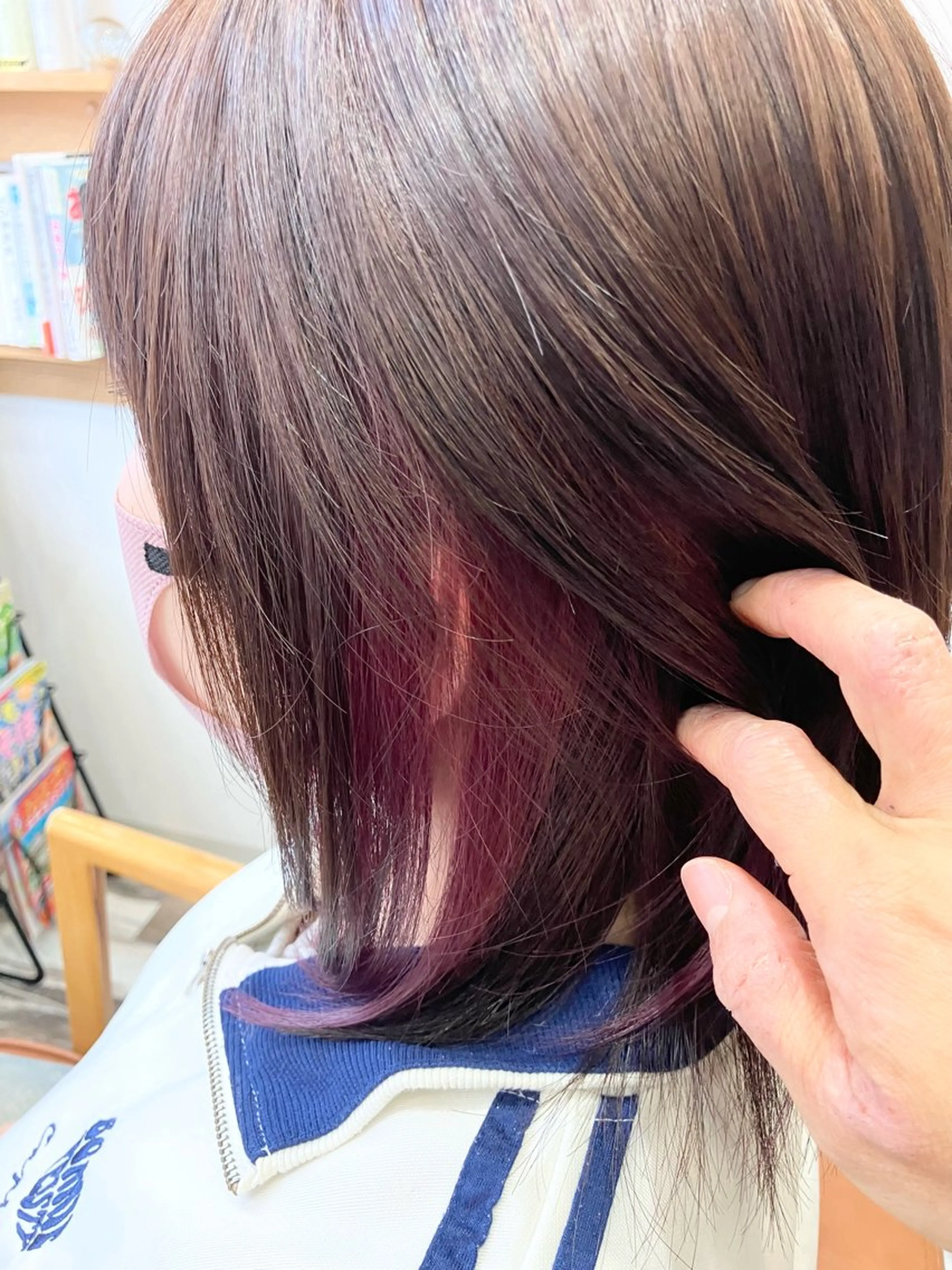 耳周りにチラッと魅せるインナーカラー☆全体のトーンは抑えつつ気軽にチャレンジ♪幅によって値段が変わるのでご相談ください◎の写真