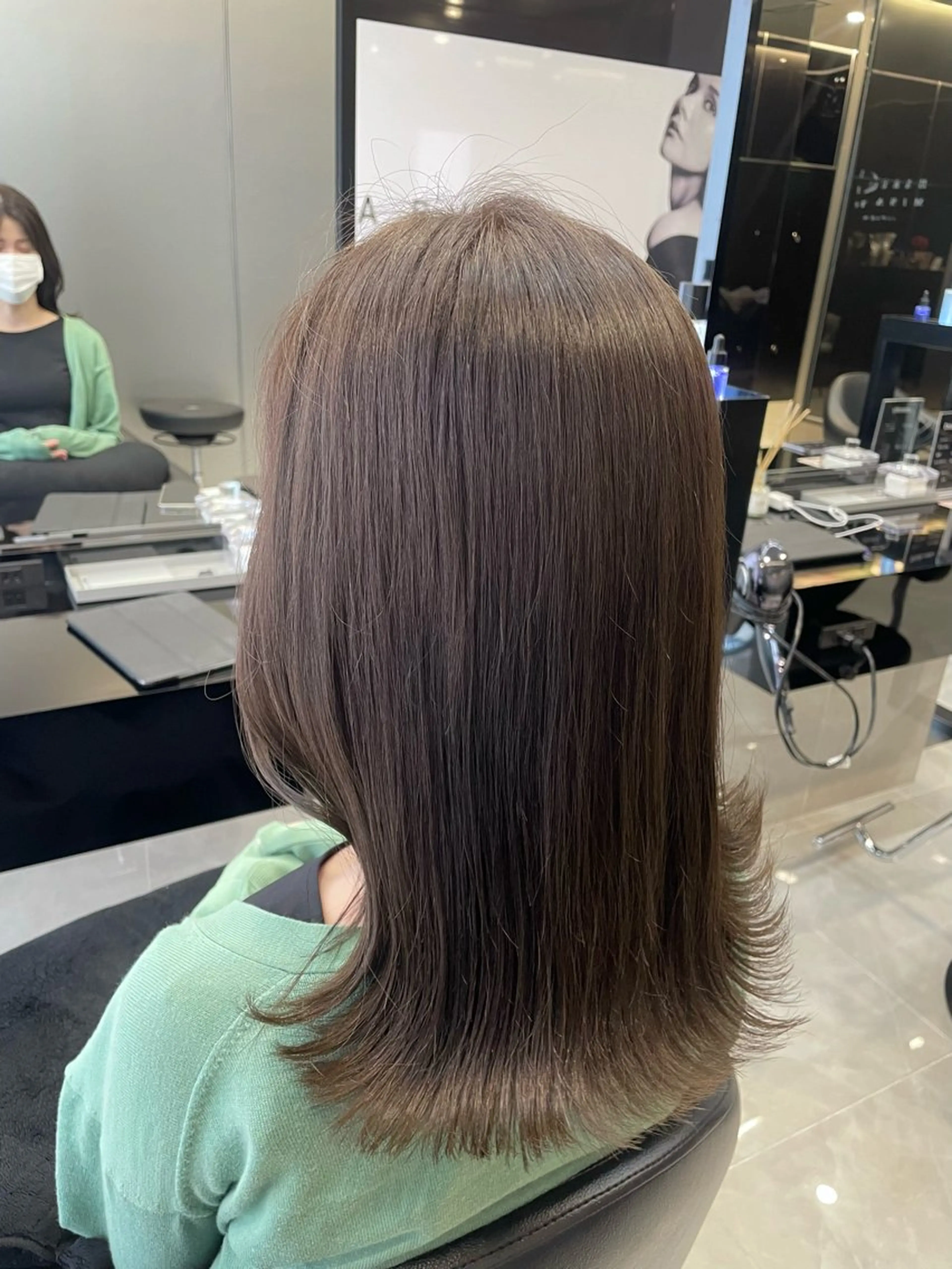 セミロング カラー 透明感カラー ダブルカラー 秋屋 美々梨のヘアスタイル
