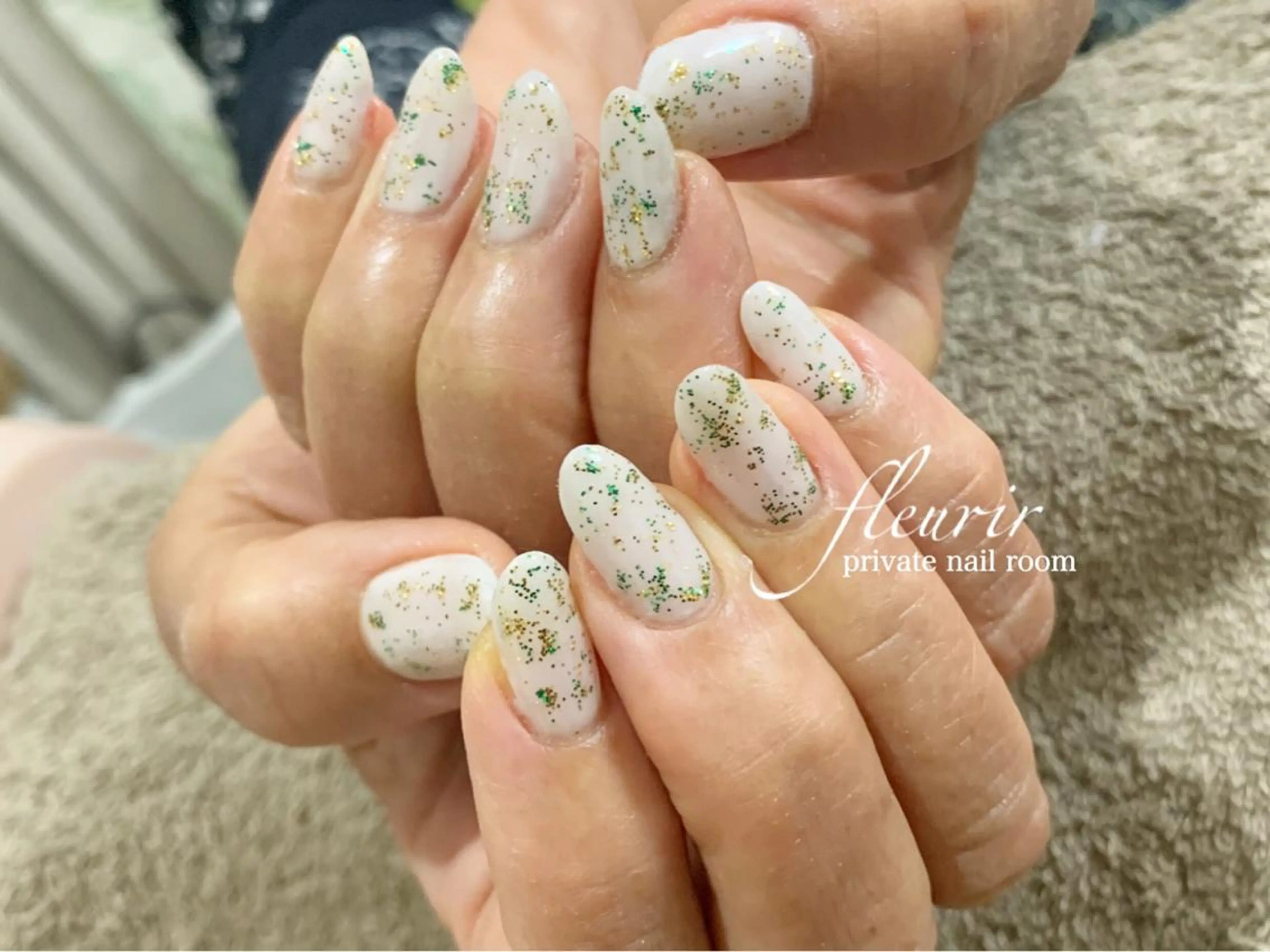 ネイル グリーン ラメ(グリッター) ワンカラーネイル ホワイト フルリール 【プライベートサロンのネイルデザイン