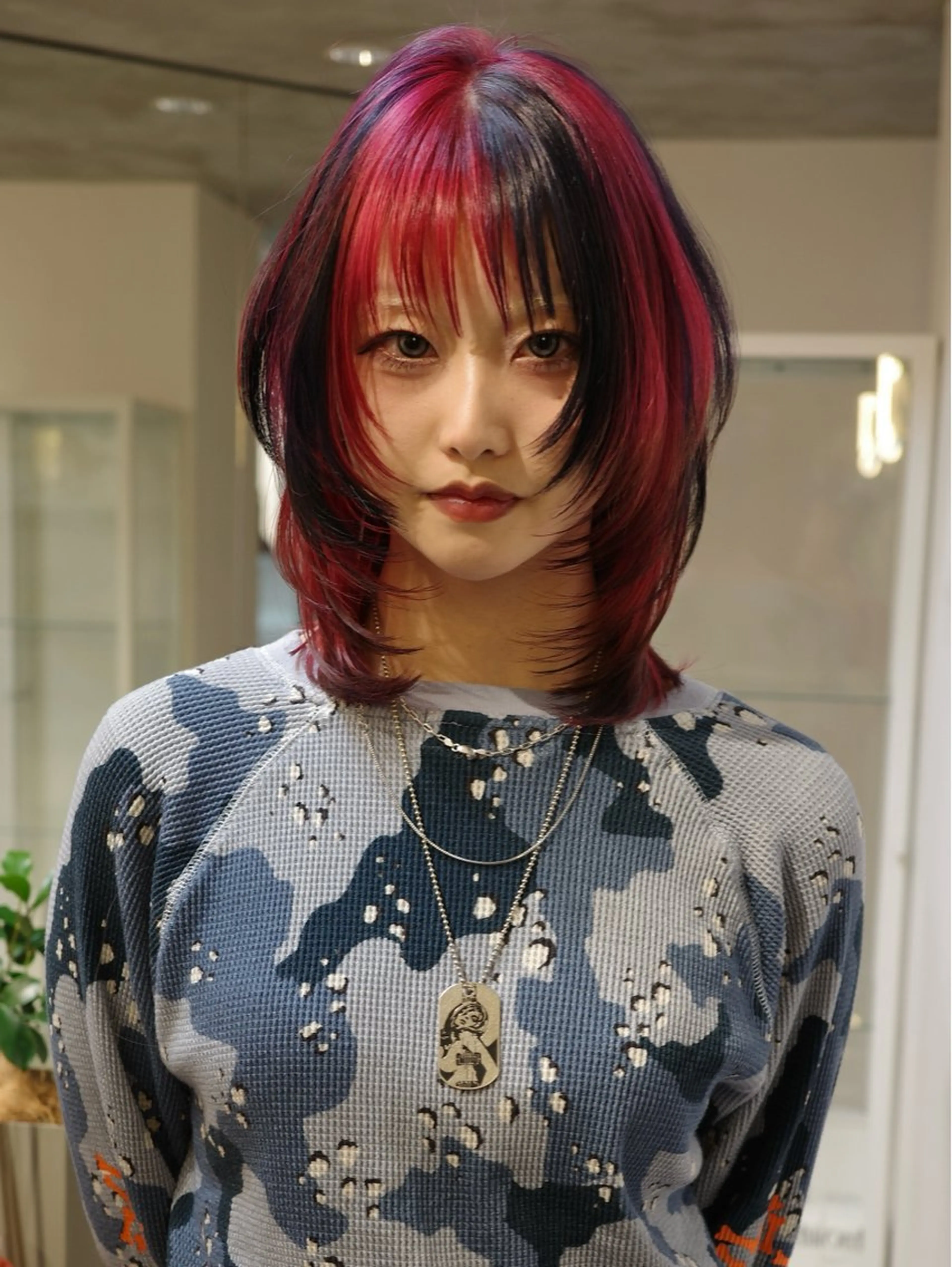 セミロング カラー イツク ⚡️ ルーツ/ハイトーンのヘアスタイル