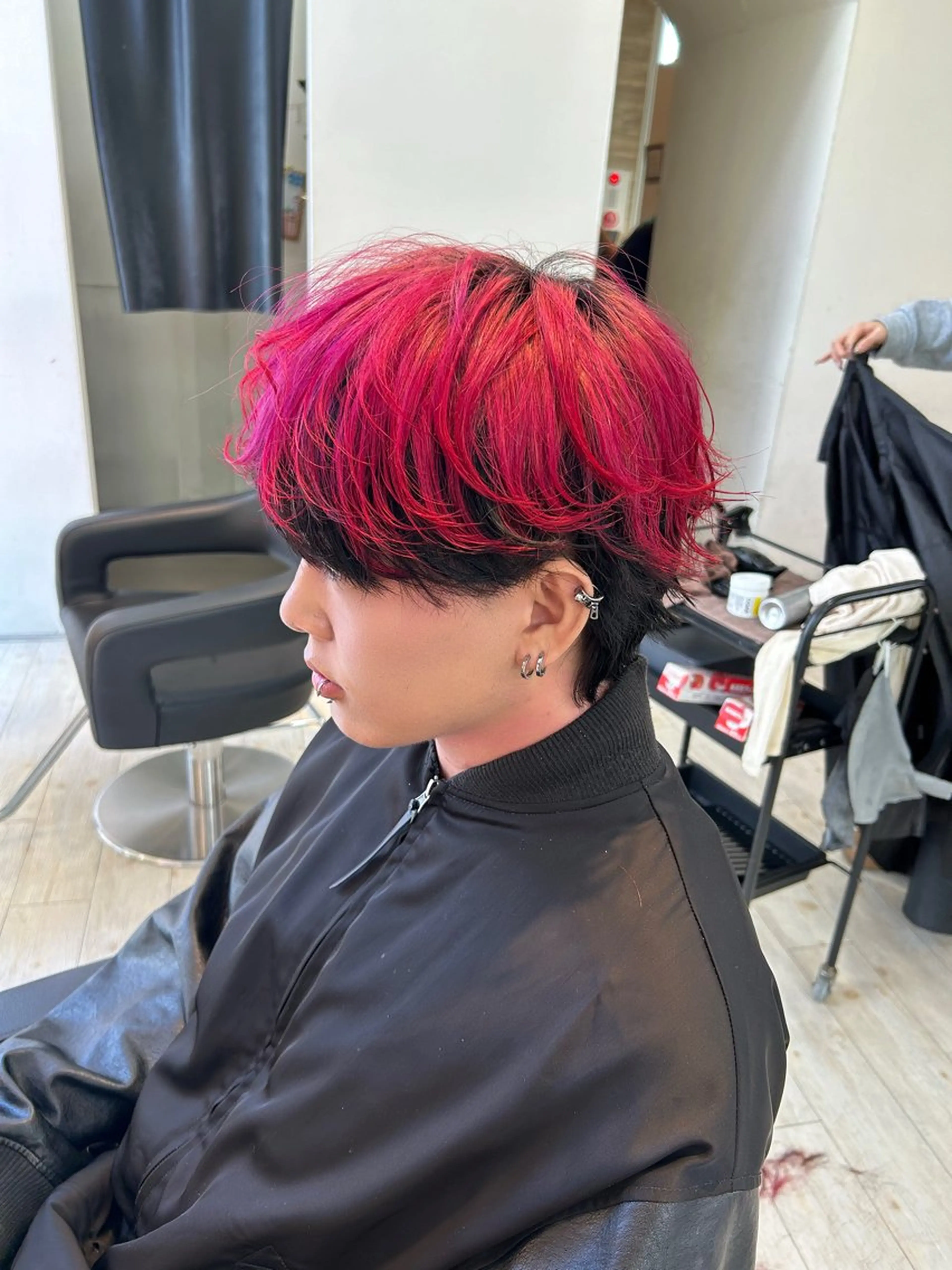 カラー メンズ 黒髪 レッドカラー カット ヘアカラー トリートメント 有働由良／ハイトーン ／韓国メンズヘアのヘアスタイル