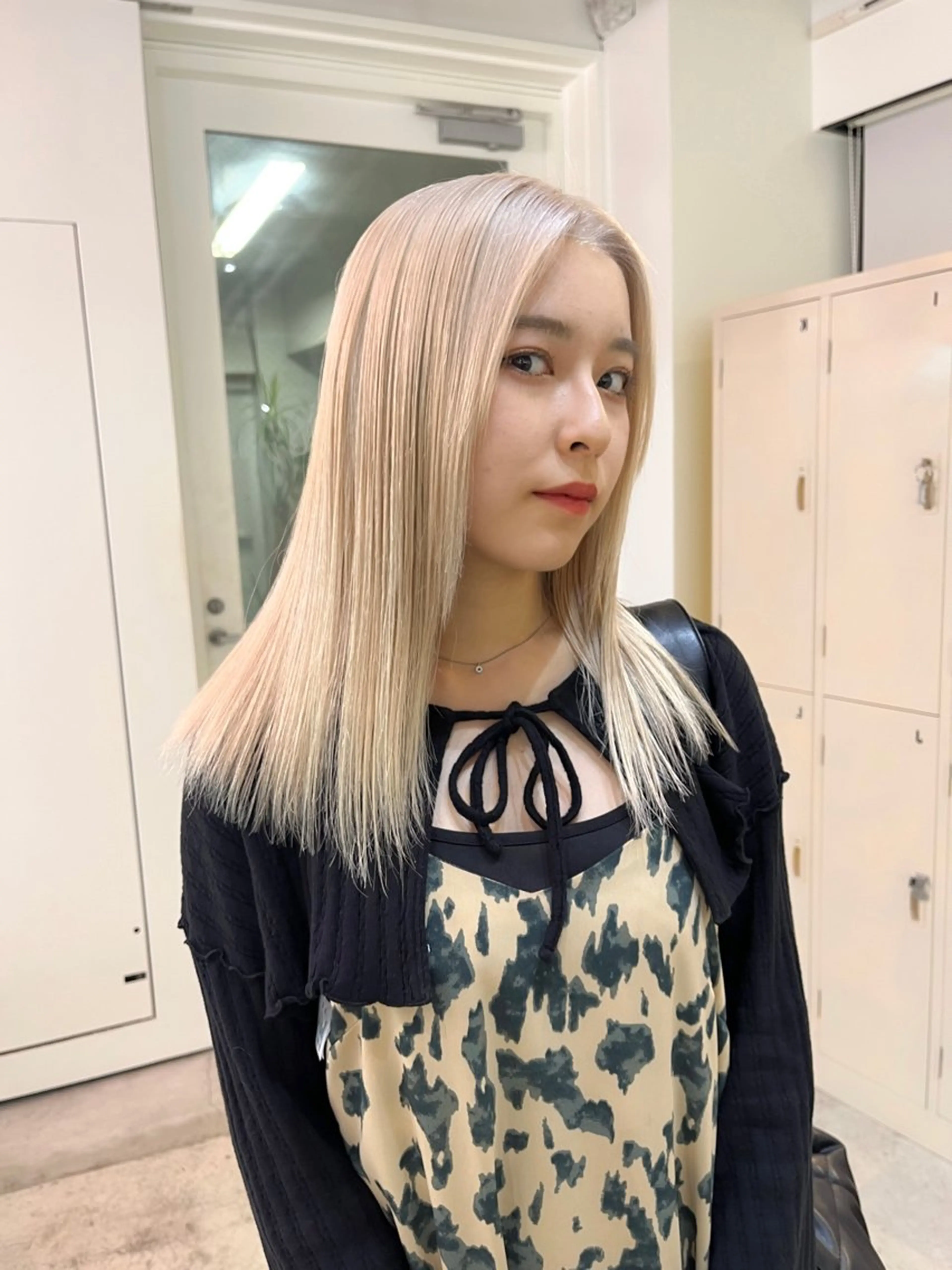 セミロング カラー カット 縮毛矯正 トリートメント ハイトーンを育てる ブリーチカラー/牧原のヘアスタイル