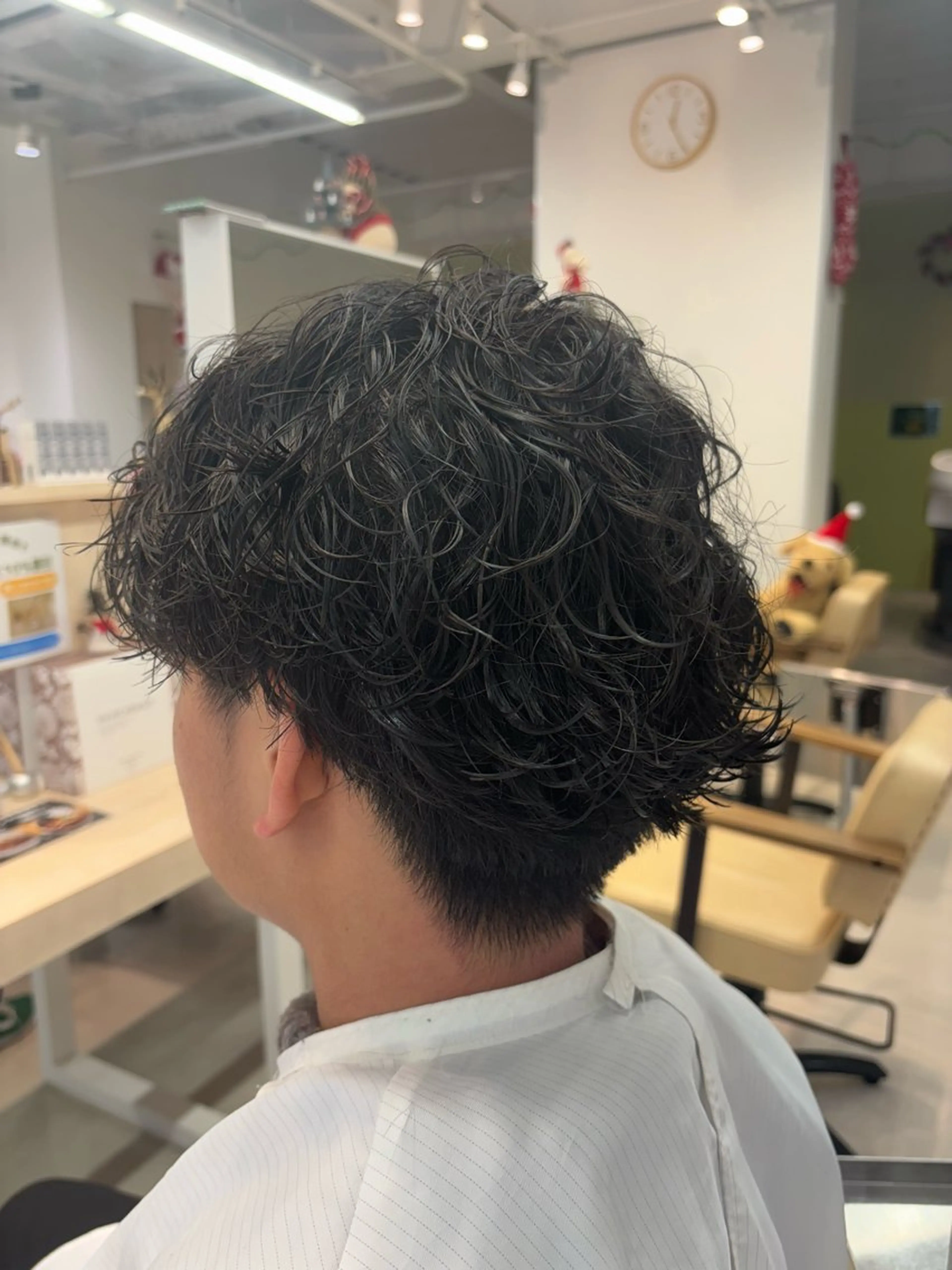 パーマ メンズ ビジネス メンズパーマ スペインカール 波巻きパーマ ニュアンスパーマ カット パーマ ニュアンスパーマ/ フェザー/マッシュのヘアスタイル