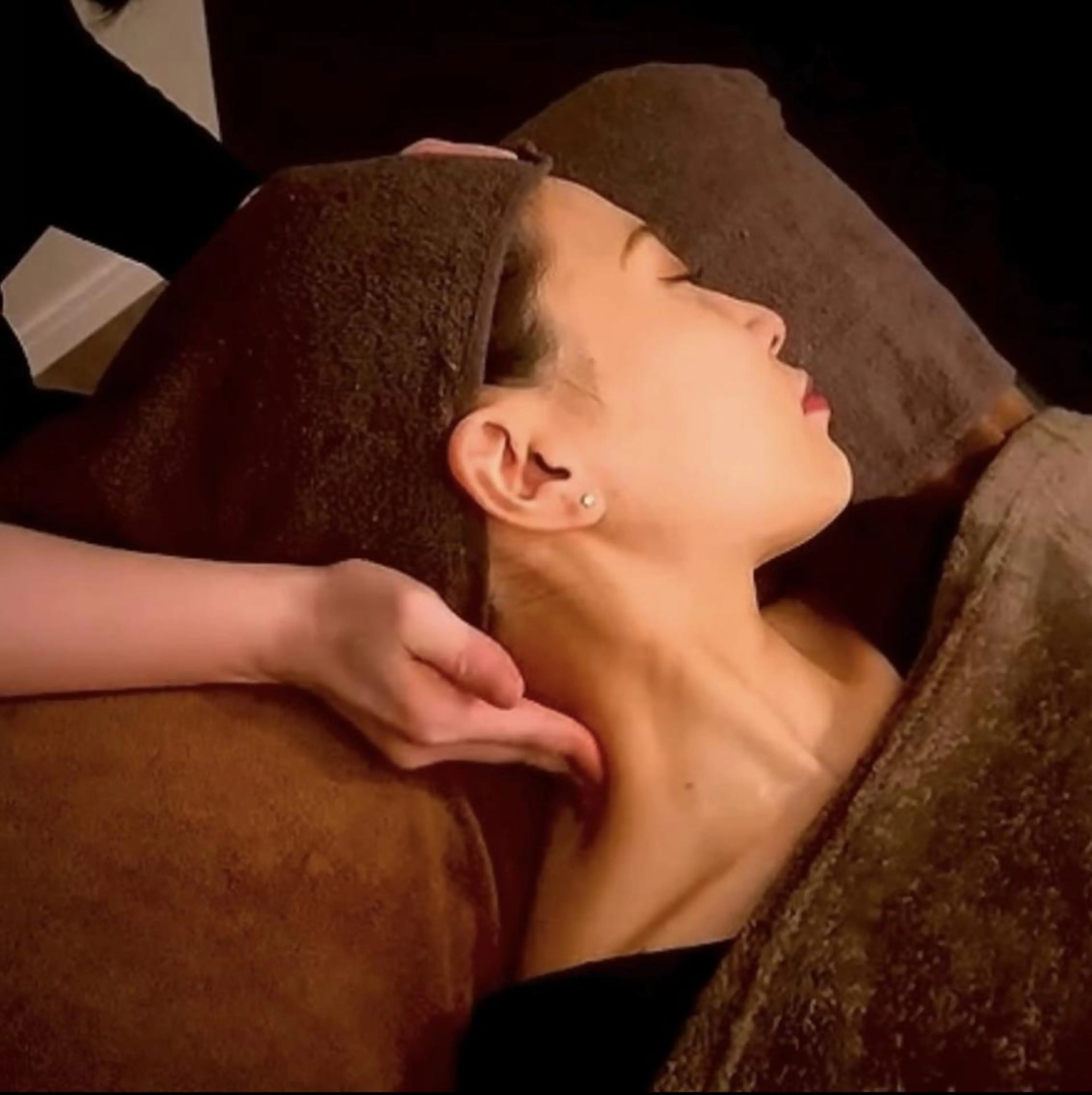 快眠ヘッドスパ + アロマオイルリンパマッサージ【60分】の写真