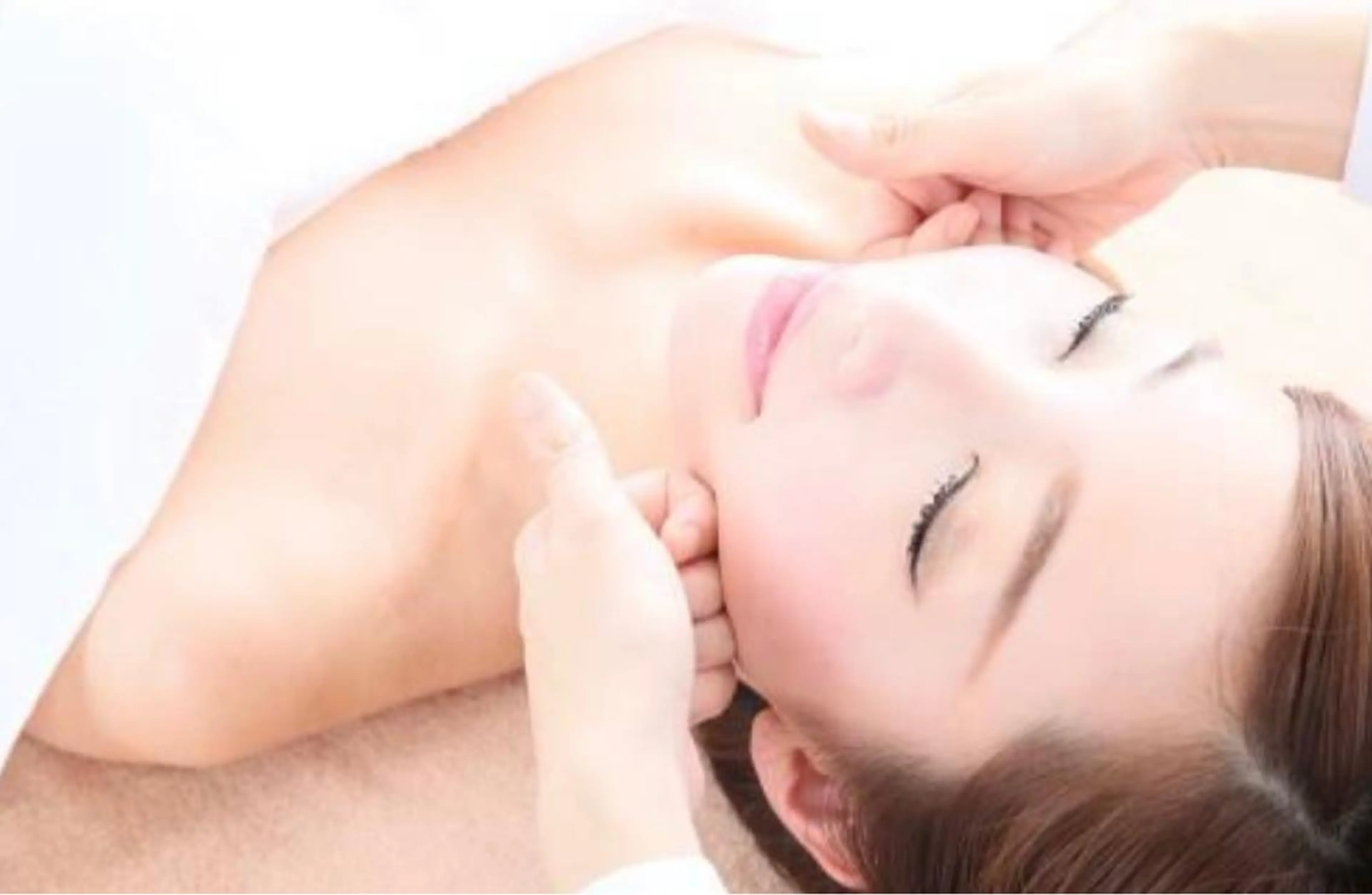 ⚜️小顔コルギ⚜️デコルテ付きで肩にもアプローチ⚜️浮腫の無い小顔に❗️(顔の歪み・法令線・二重顎に) 80minの写真