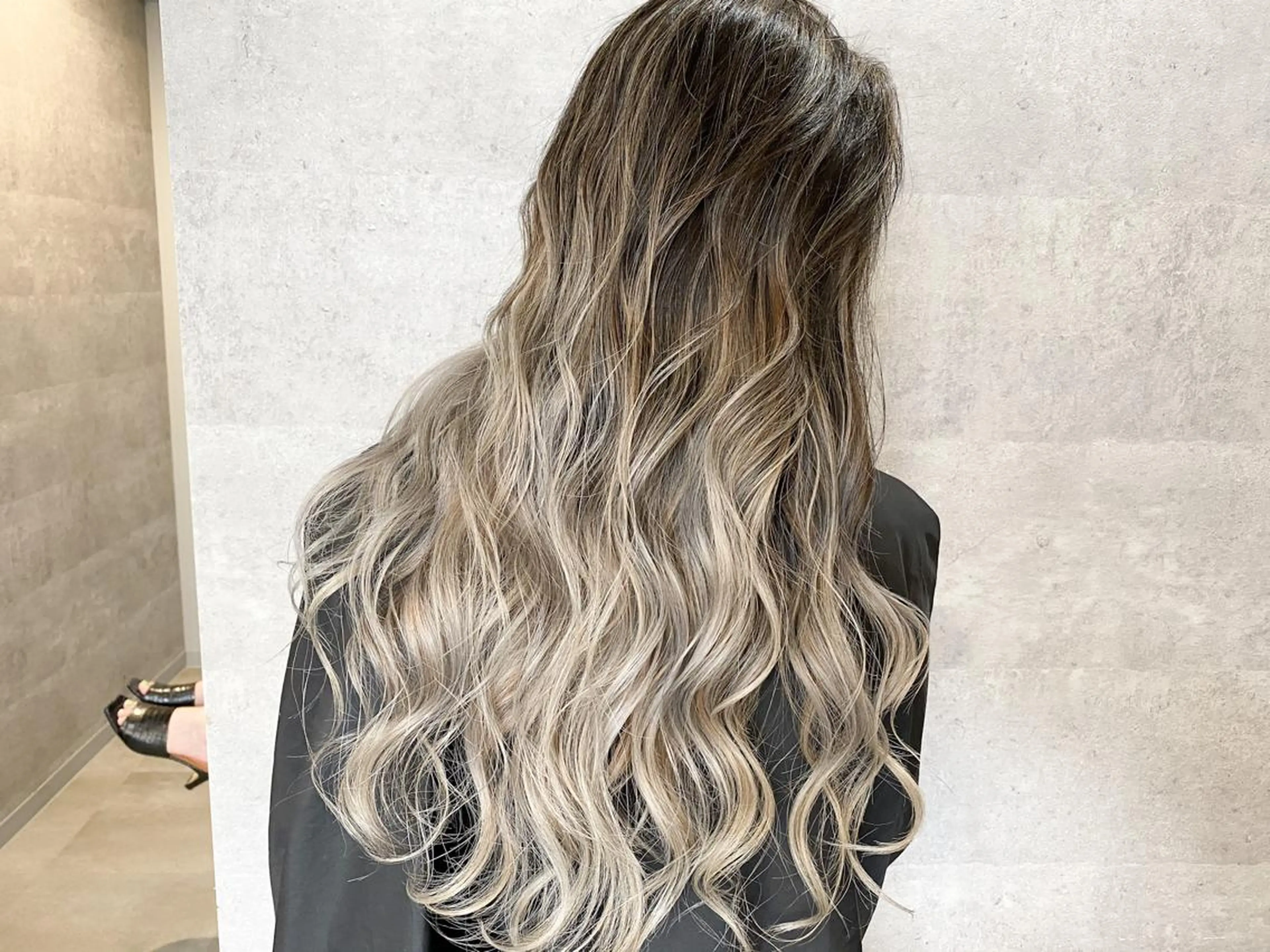 セミロング カラー バレイヤージュ レイヤーカット 井上 一平のヘアスタイル