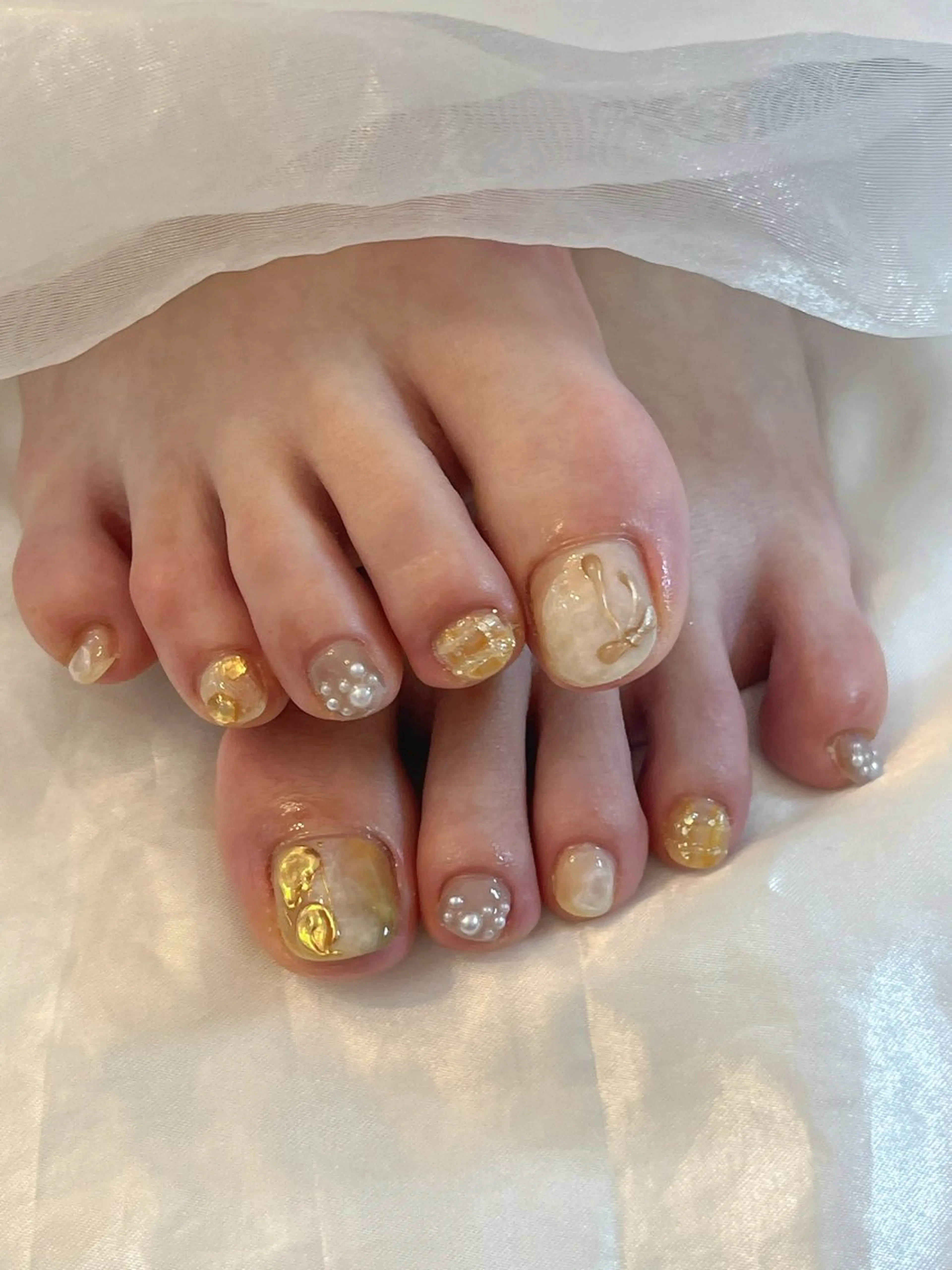 ネイル フットネイル 持ち込み ニュアンスネイル リボン フットネイル r.nailBY α 大阪福島区/岸本🧸のネイルデザイン