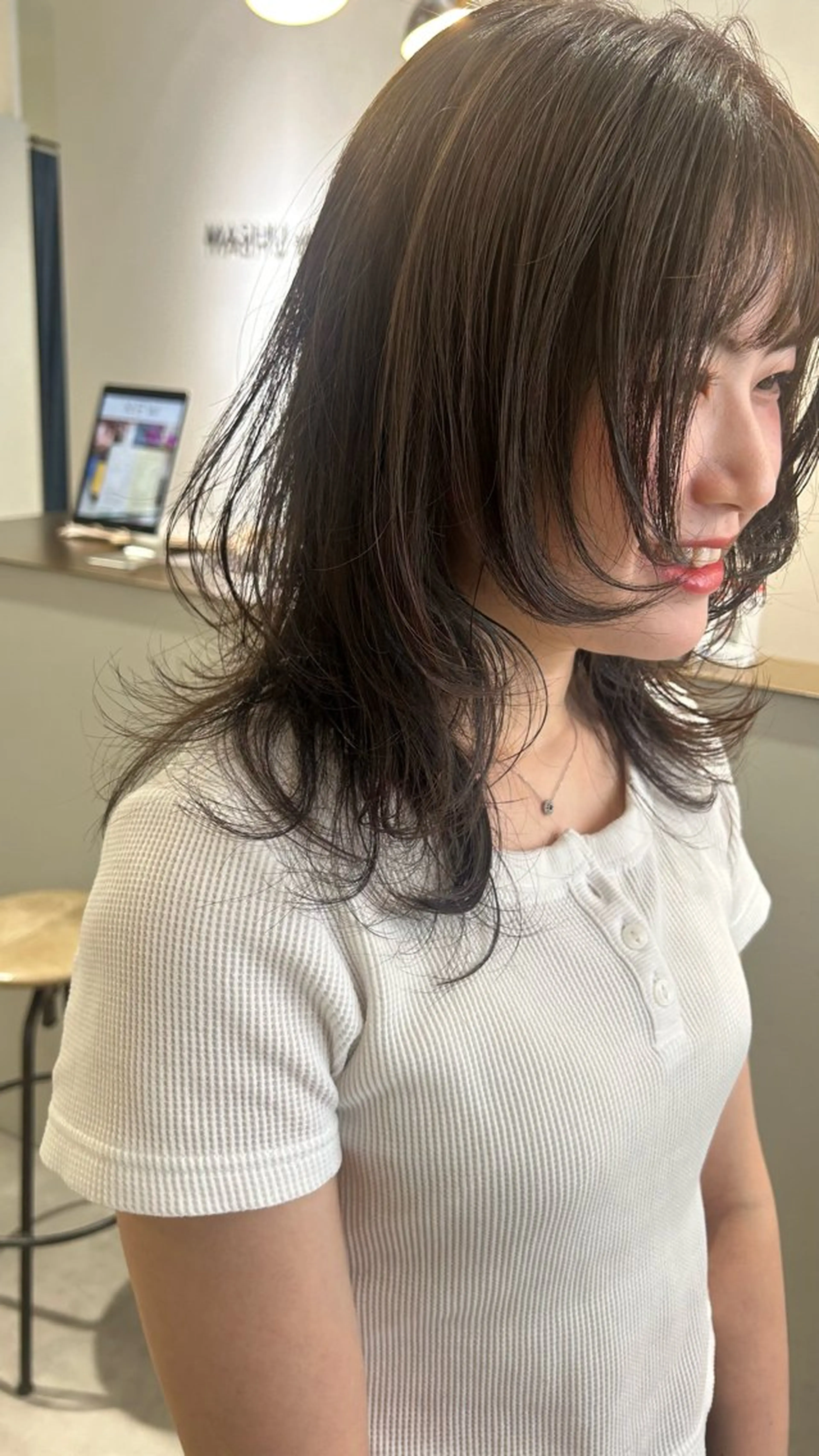 ミディアム カラー レイヤーカット ウルフカット カット オリーブベージュ/ ブリーチなし透明感のヘアスタイル