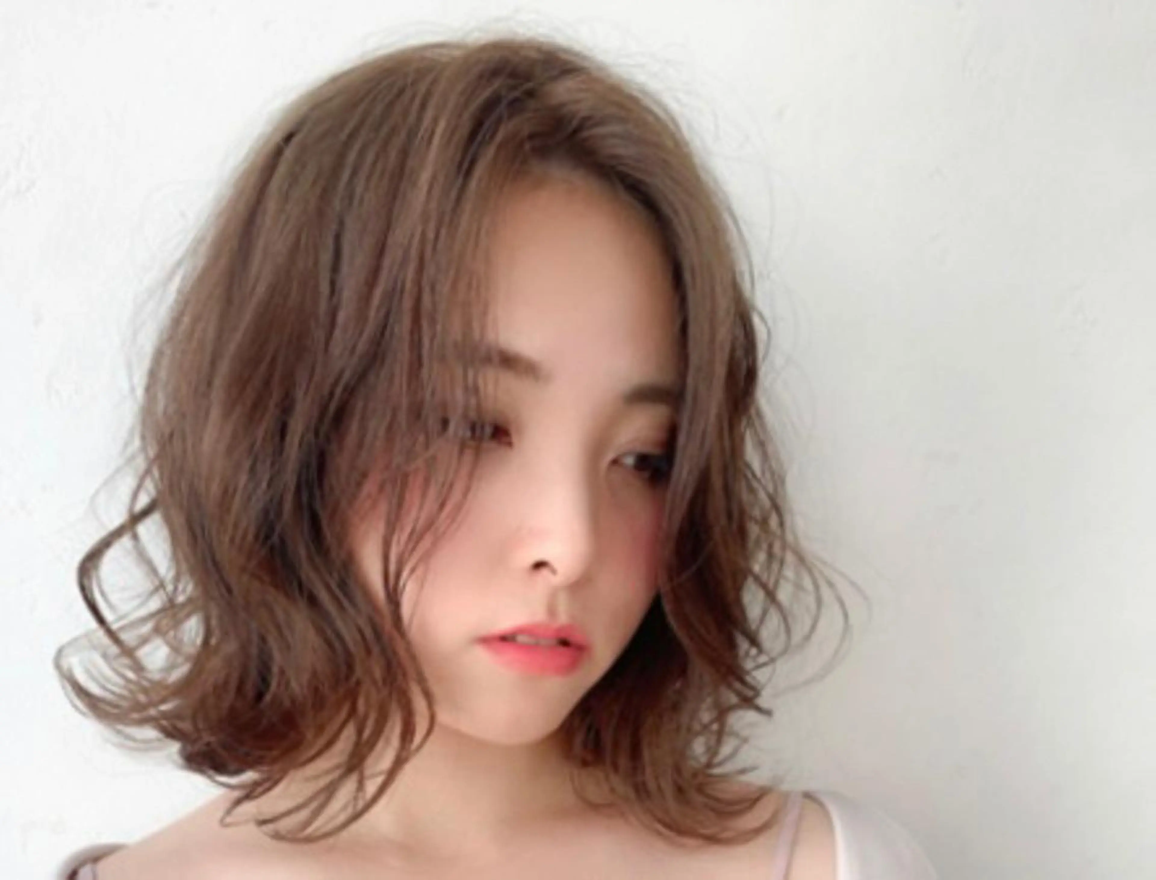 ミディアム カラー パーマ ミディアムパーマ 外ハネヘア フリーダム 鳴尾店の眉毛・アイブロウイメージ