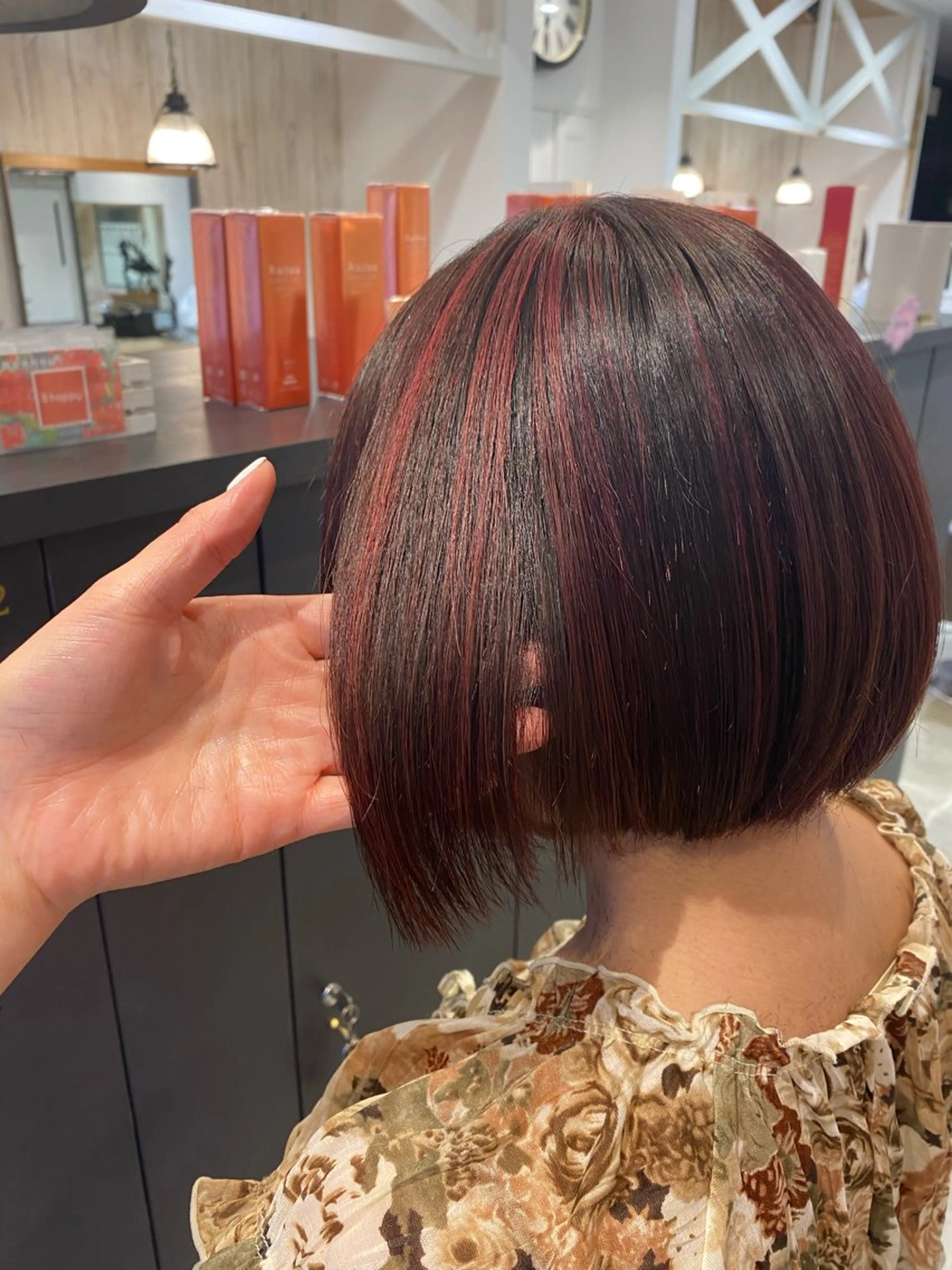 ショート カラー ブラウンカラー ハイライトカラー レッドカラー レッドブラウン ハイライト 柴田 枝利子のヘアスタイル