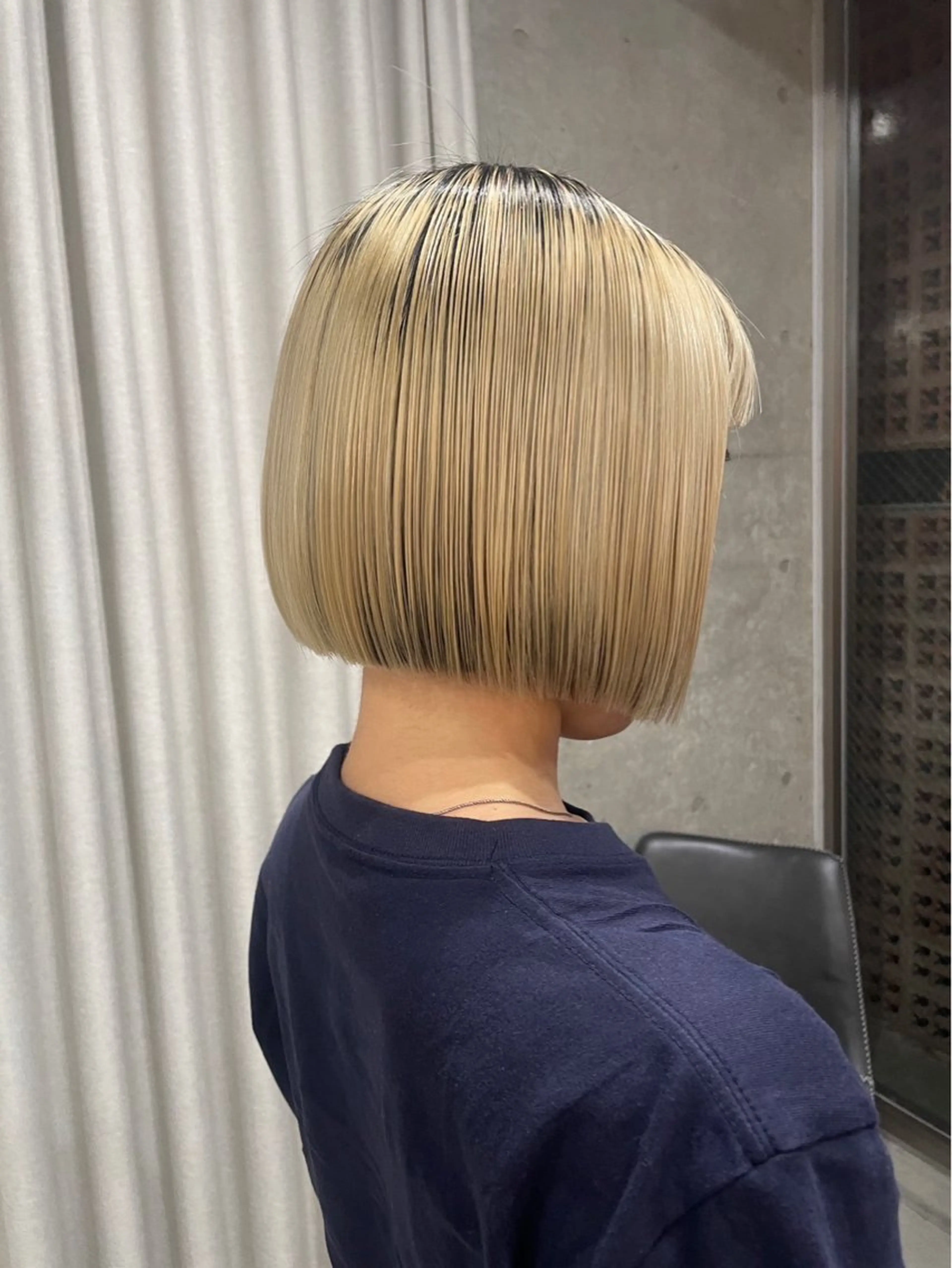 ショート 曲がる縮毛矯正 センターパートのヘアスタイル