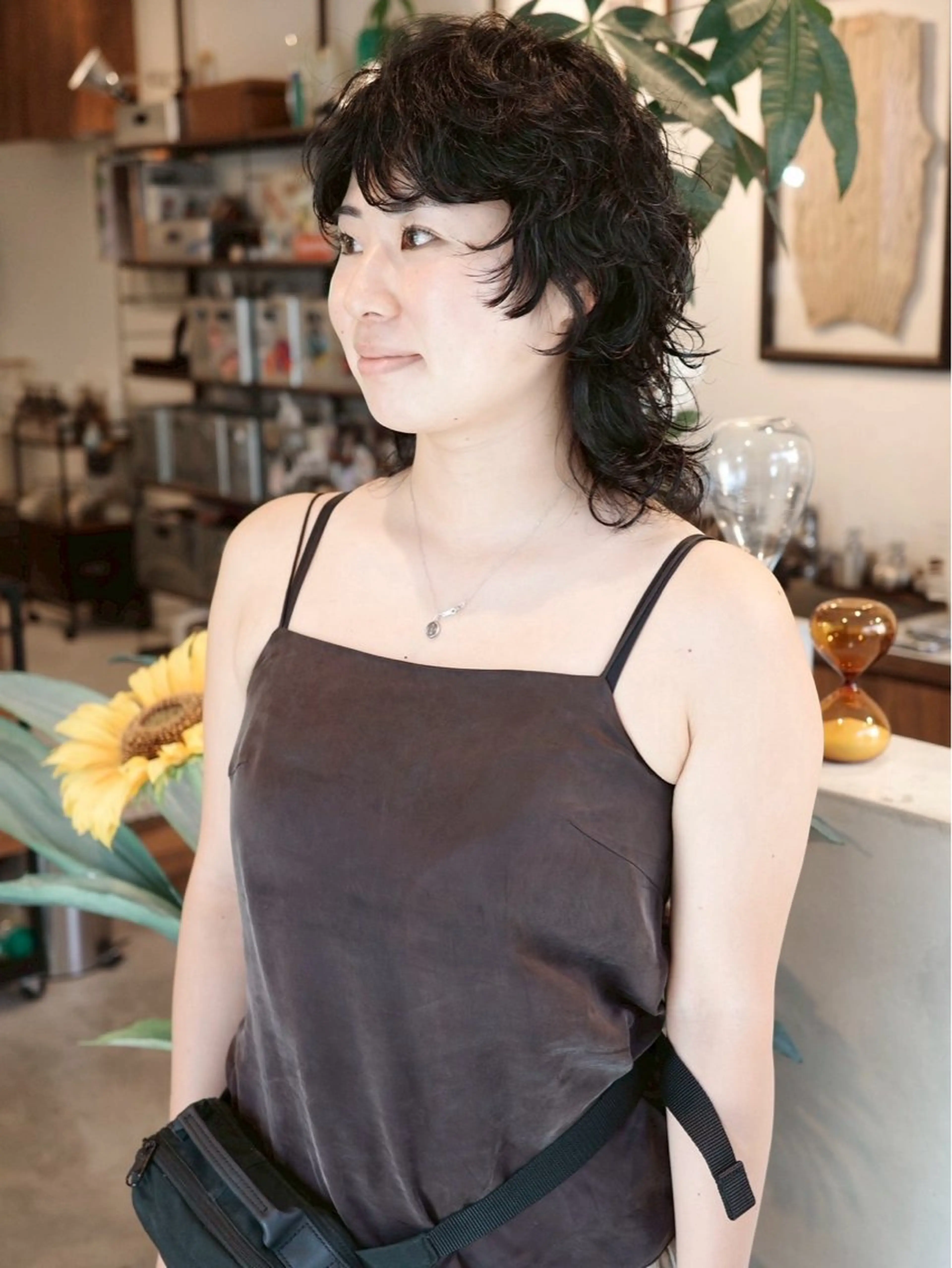 ミディアム パーマ ミディアムパーマ レイヤーカット ウルフカット カット パーマ トリートメント (h)wim ウィムのヘアスタイル