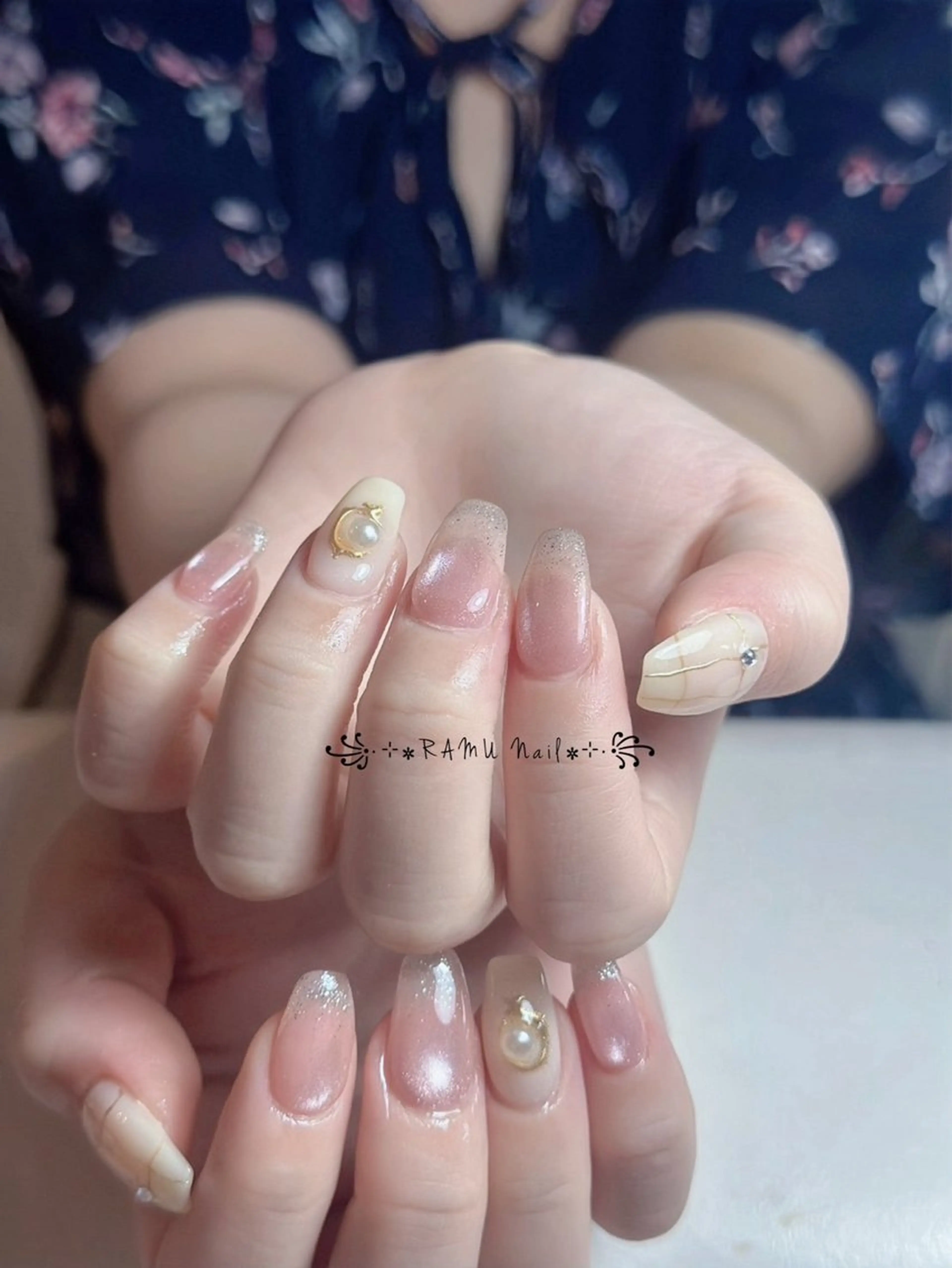 ネイル キラキラネイル マグネットネイル ミラーネイル ピンク 夏ネイル ハンドネイル RAMU Nail 恵比寿店のネイルデザイン