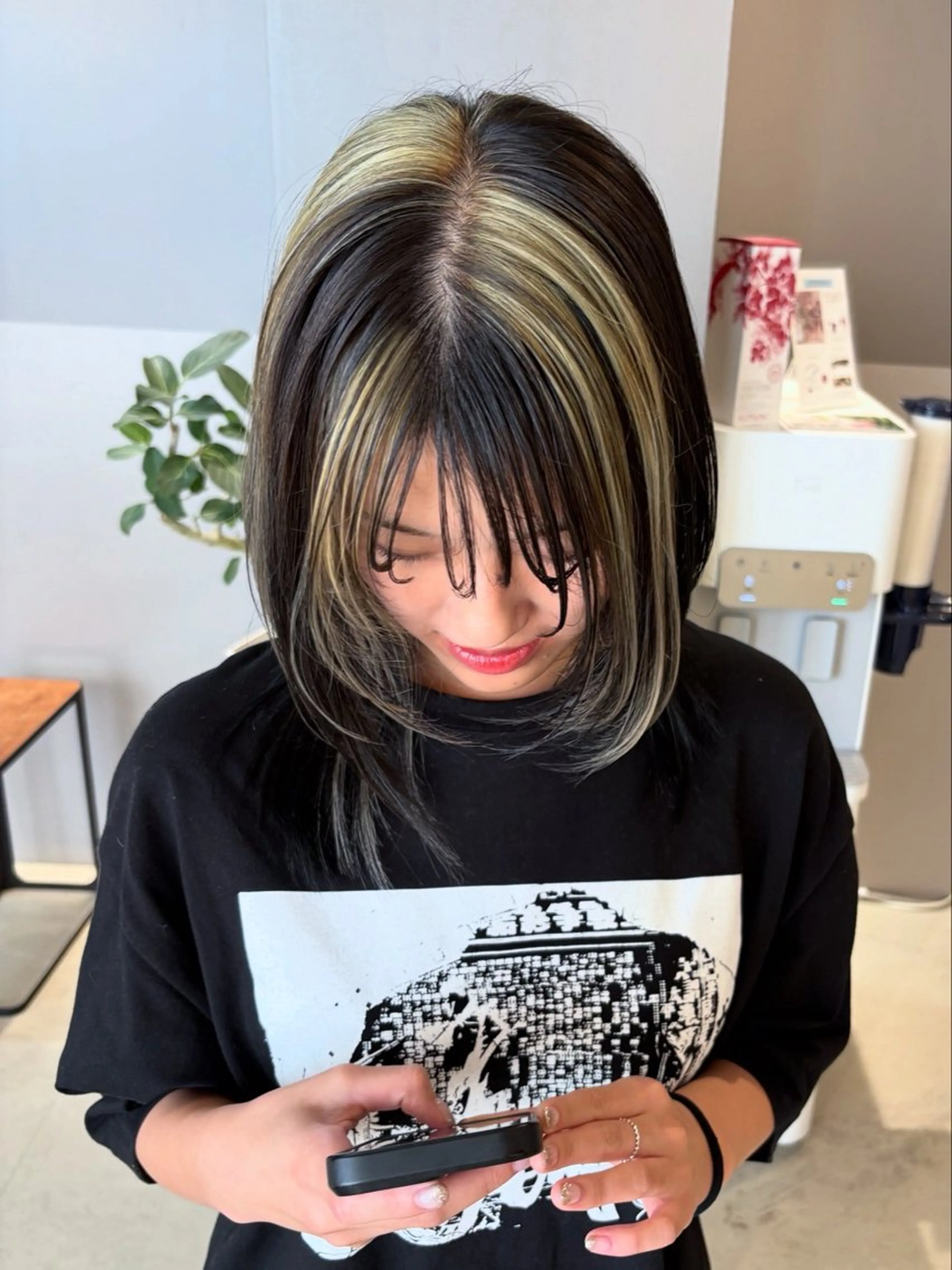 カラー ヨシノ マナウのヘアスタイル