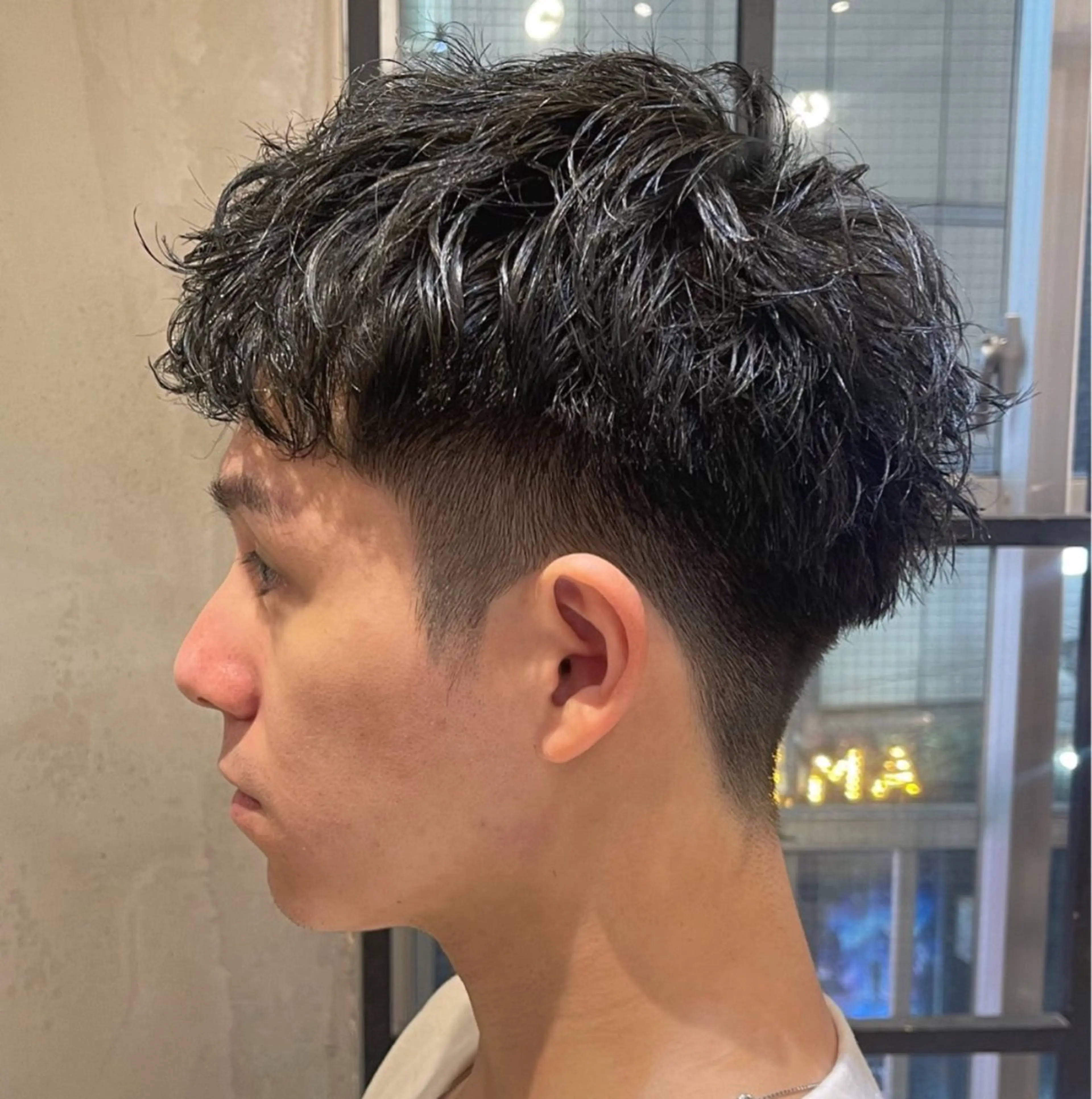 ショート パーマ メンズ ビジネス センターパート フェードカット フェザーパーマ メンズ韓国風 カット パーマ トリートメント ヘアセット 新宿メンズ専門 モテ清潔感パーマ特化のヘアスタイル