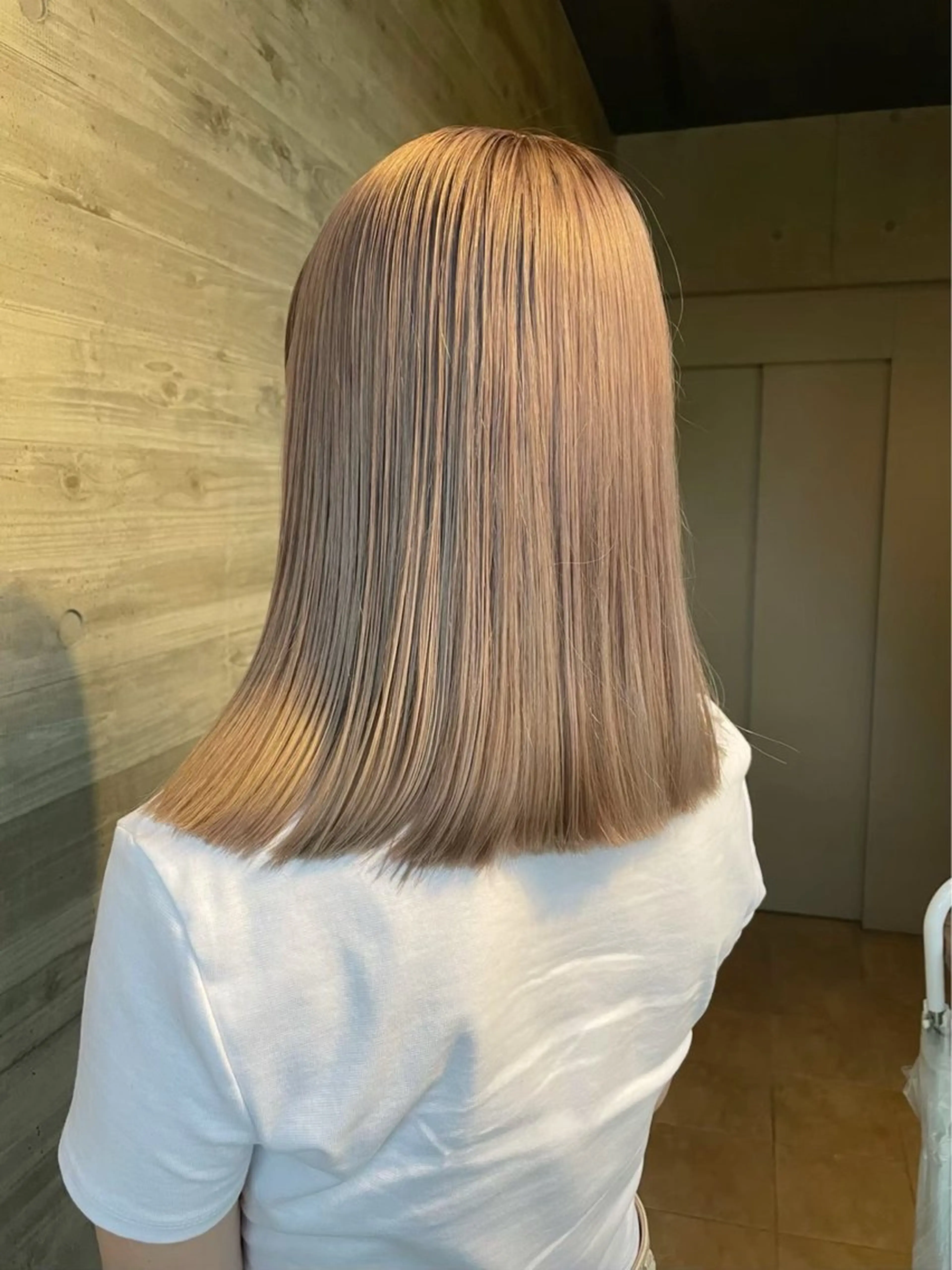 セミロング カラー 切りっぱなしボブ ベージュカラー デザインカラー ダブルカラー グレージュ ヘアカラー 南堀江レイヤーカット MIKU🍒のヘアスタイル