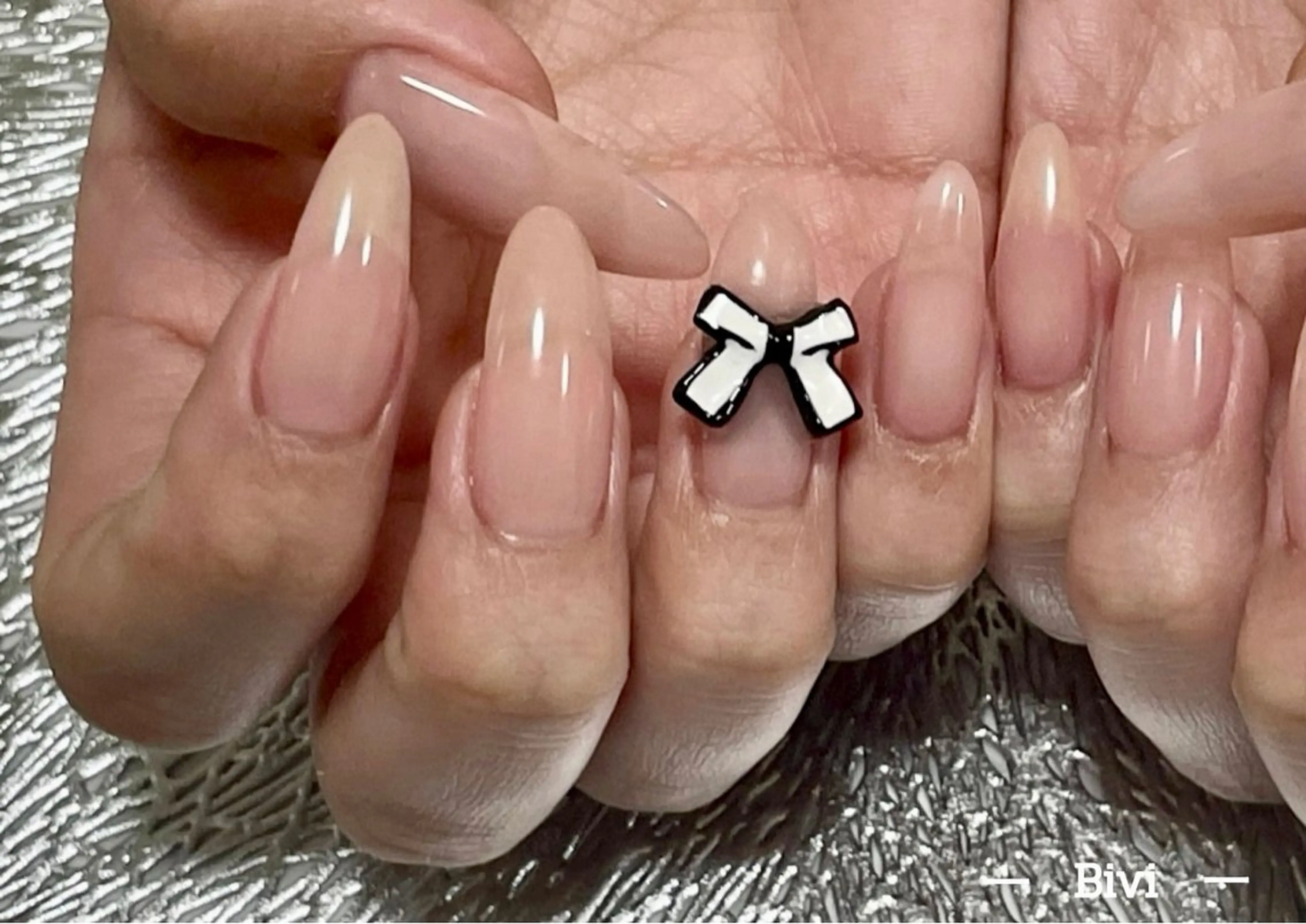 ネイル アートネイル フラッシュネイル ラメ(グリッター) リボン シルバー ♡Bivi♡自爪に 優しいネイルサロンのネイルデザイン