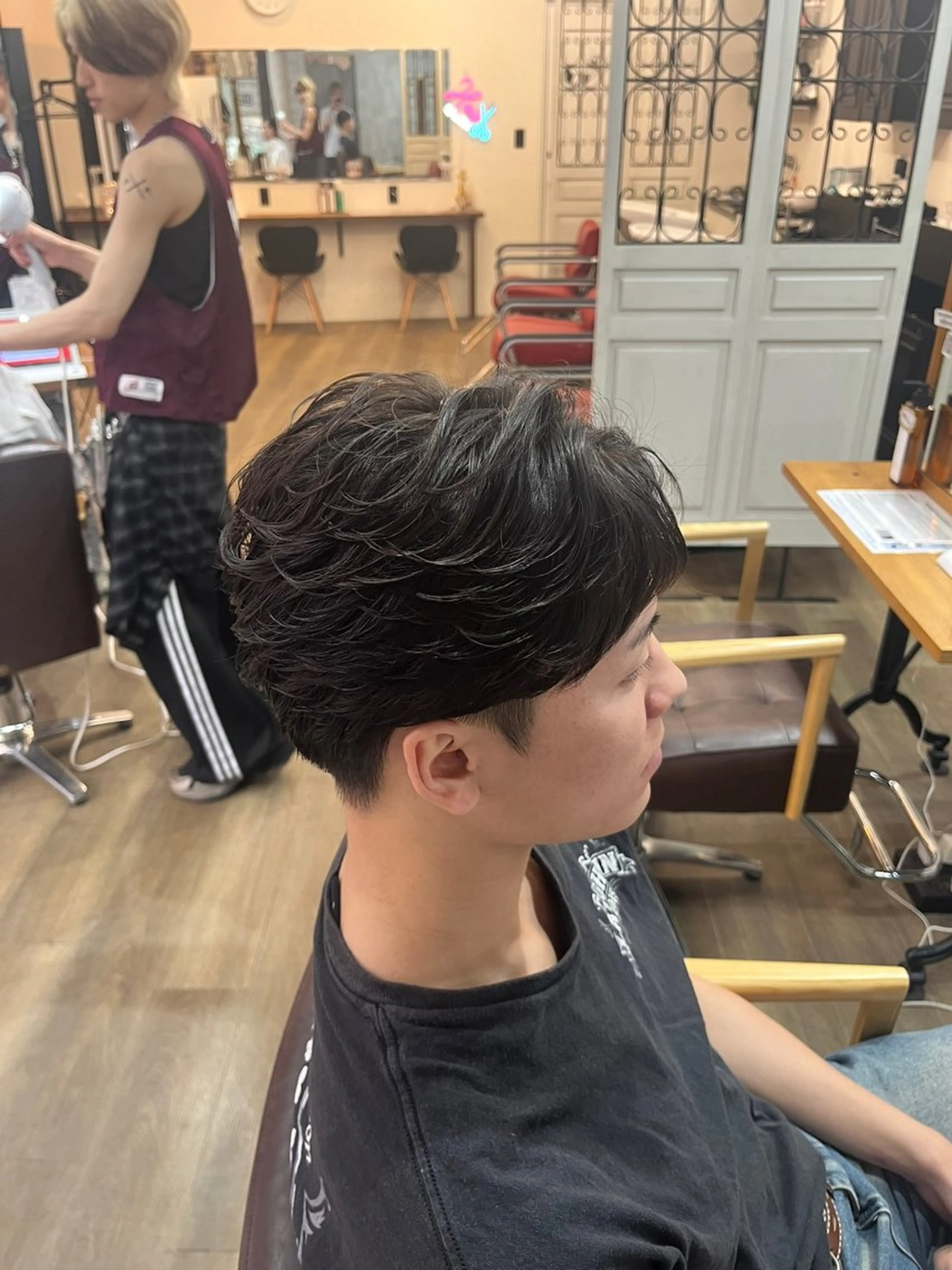 ショート パーマ メンズ フェザーパーマ メンズパーマ ショートヘア カット パーマ 韓国メンズヘア/ 毛流れヘア　須田龍世のヘアスタイル