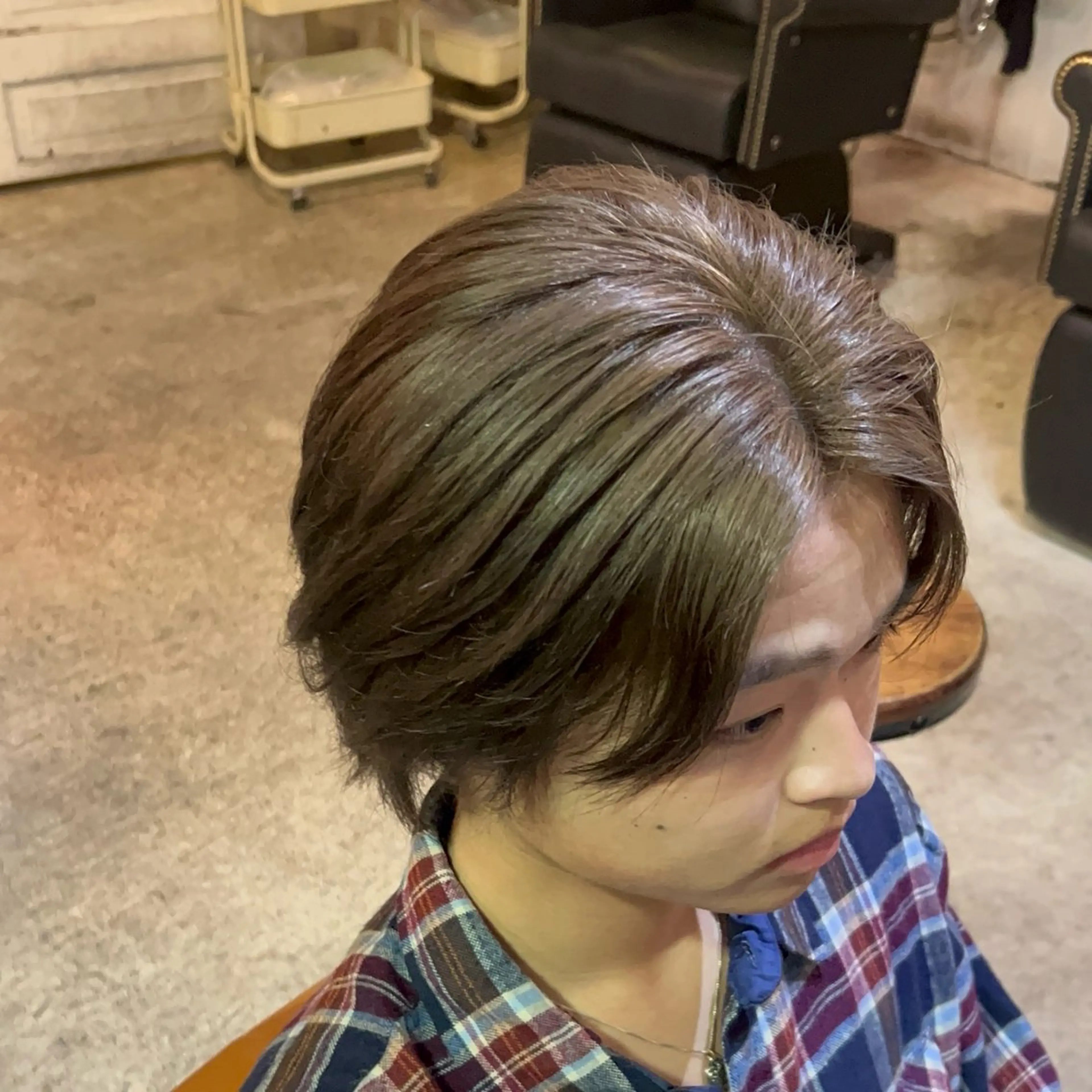 カラー メンズ ベージュカラー ミルクティーベージュ ヘアカラー トリートメント ヘッドスパ ヘアセット オカベ ショウマのヘアスタイル