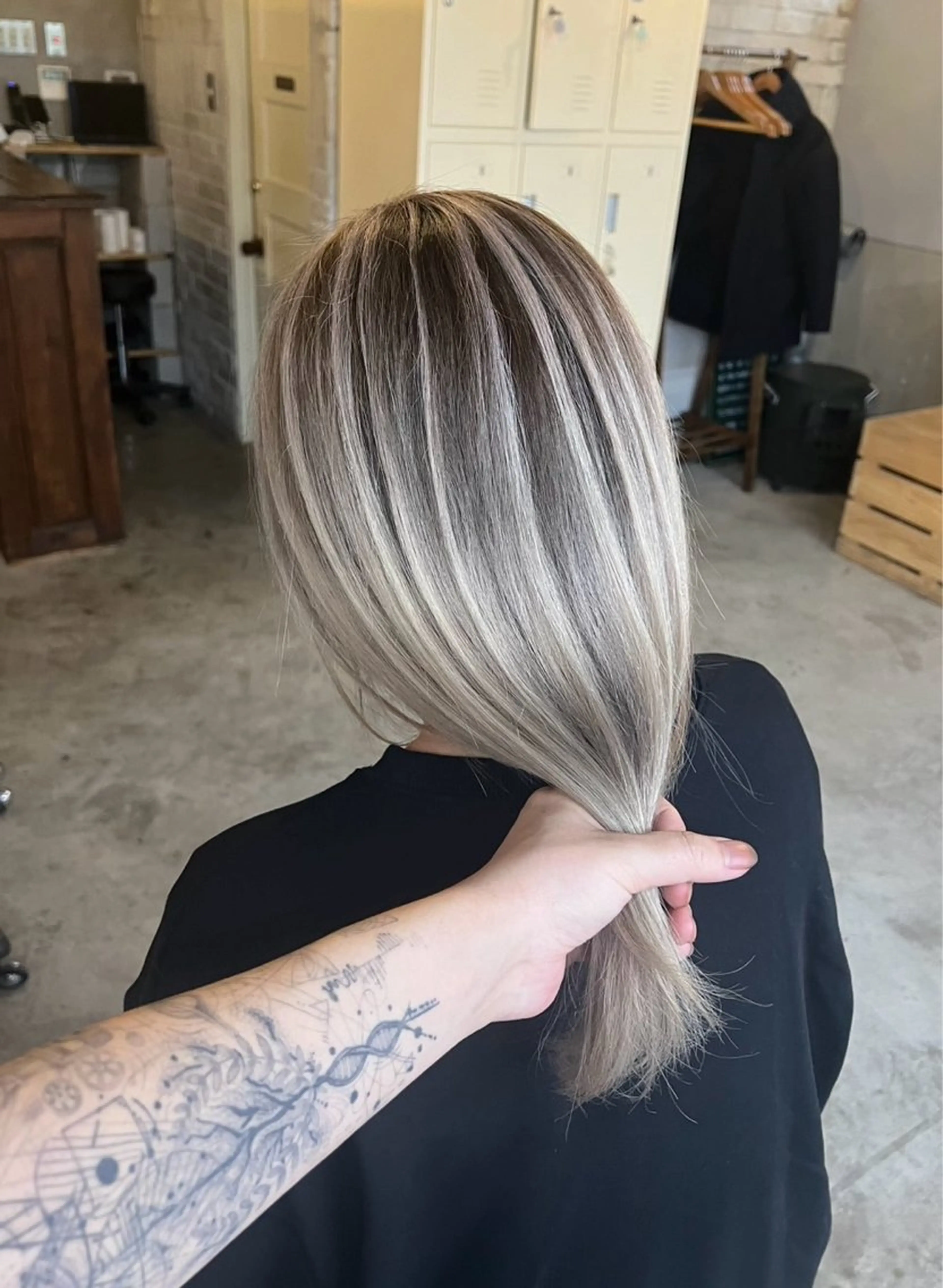 セミロング カラー バレイヤージュ シルバー ホワイトシルバー レイヤーカット ヘアカラー トリートメント ROBIN所属・指名数No.1 /NAOYAのヘアスタイル